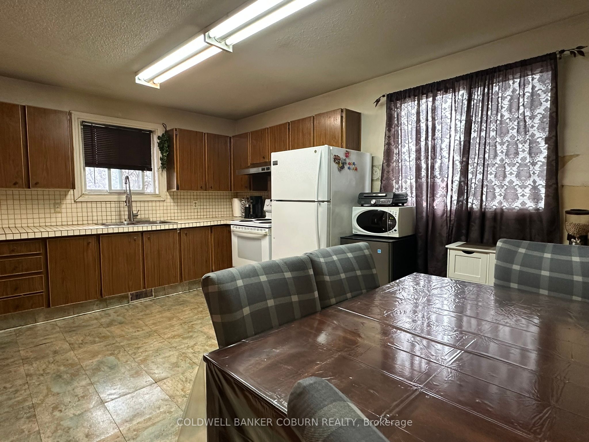 2211 St Laurent Boulevard Property Photo 5