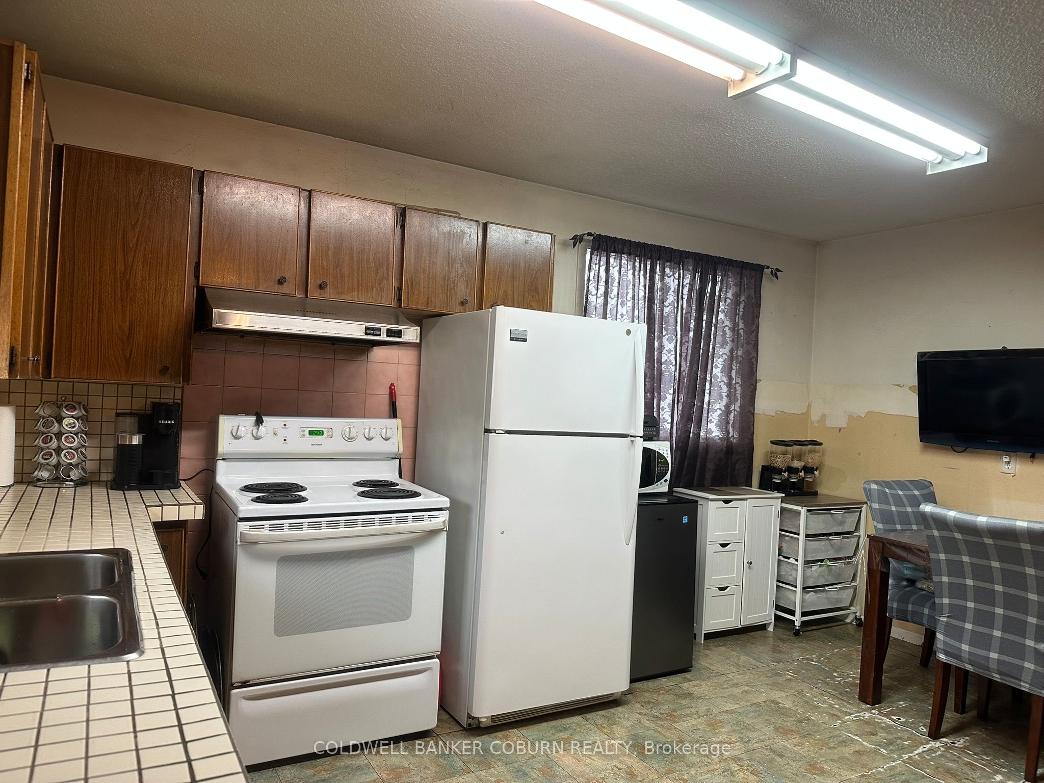 2211 St Laurent Boulevard Property Photo 6