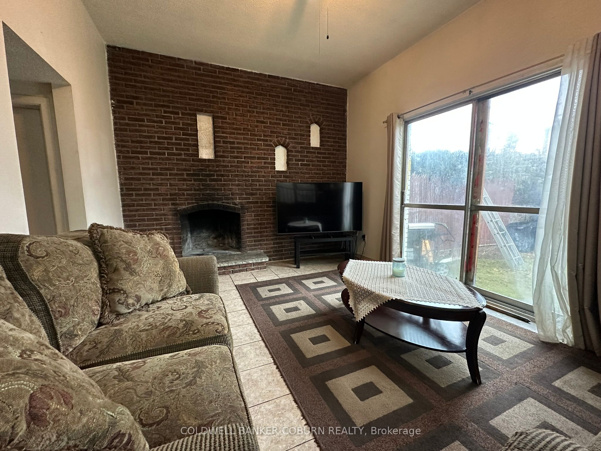 2211 St Laurent Boulevard Property Photo 7