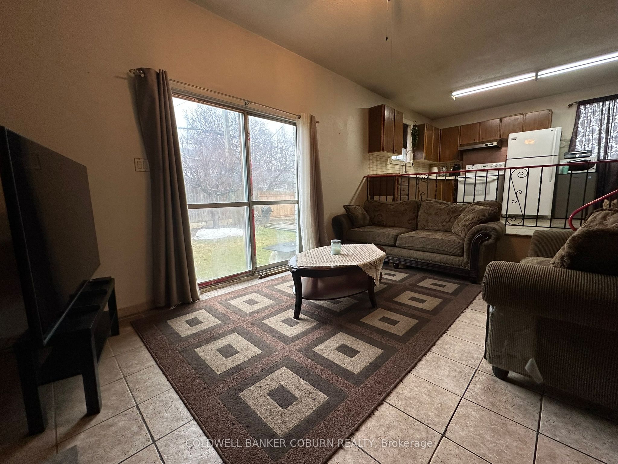 2211 St Laurent Boulevard Property Photo 8