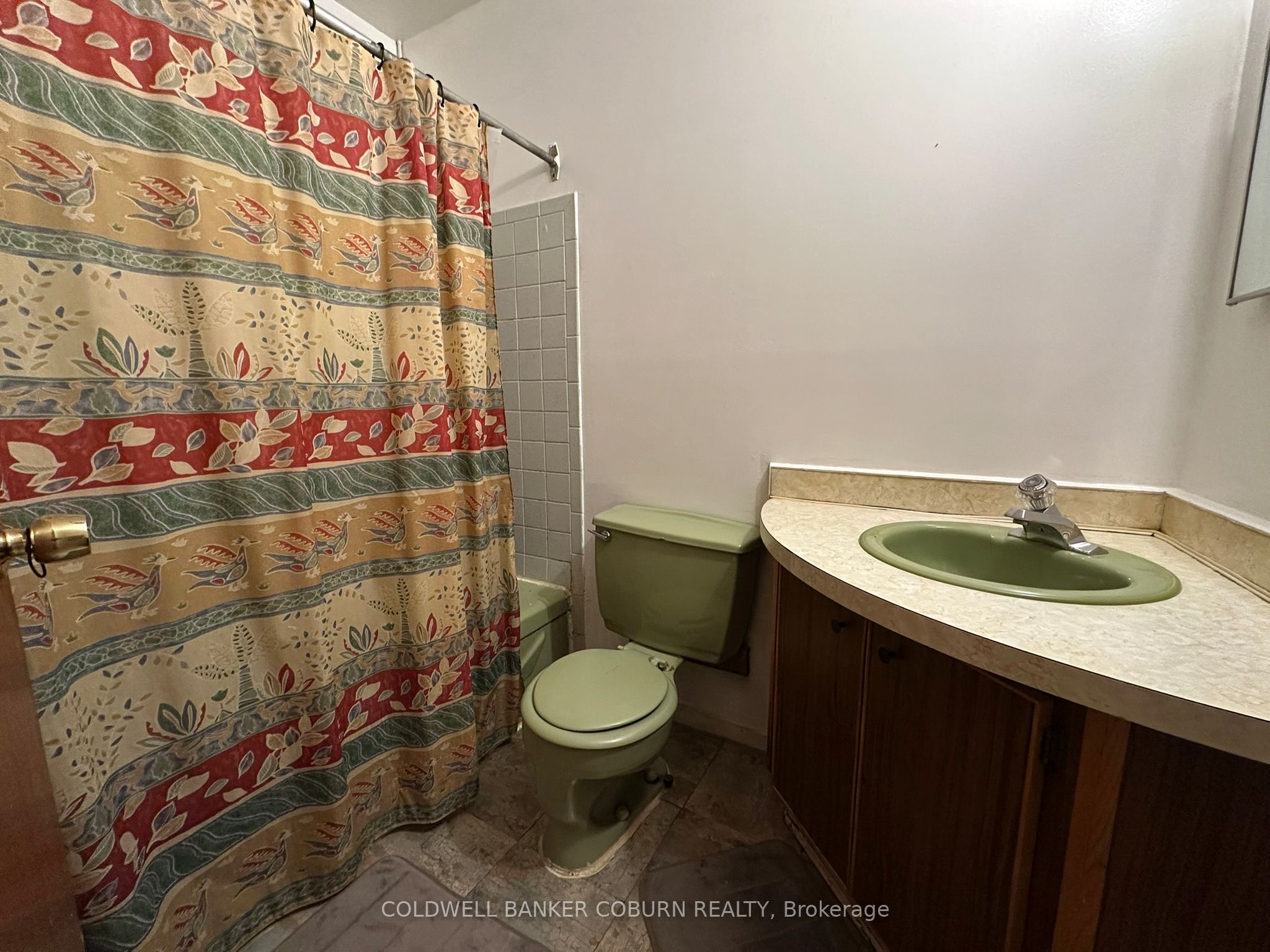 2211 St Laurent Boulevard Property Photo 18