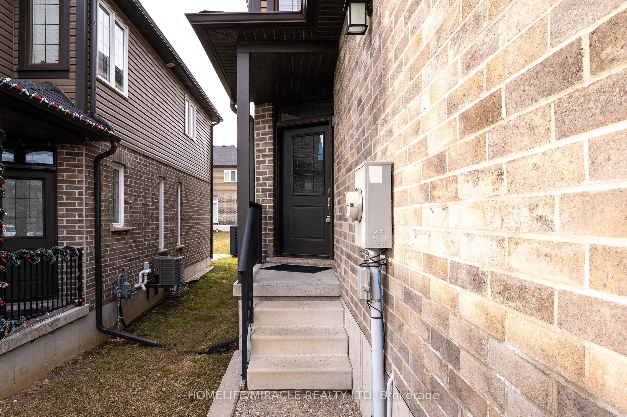 143 Links Crescent Property Photo 4