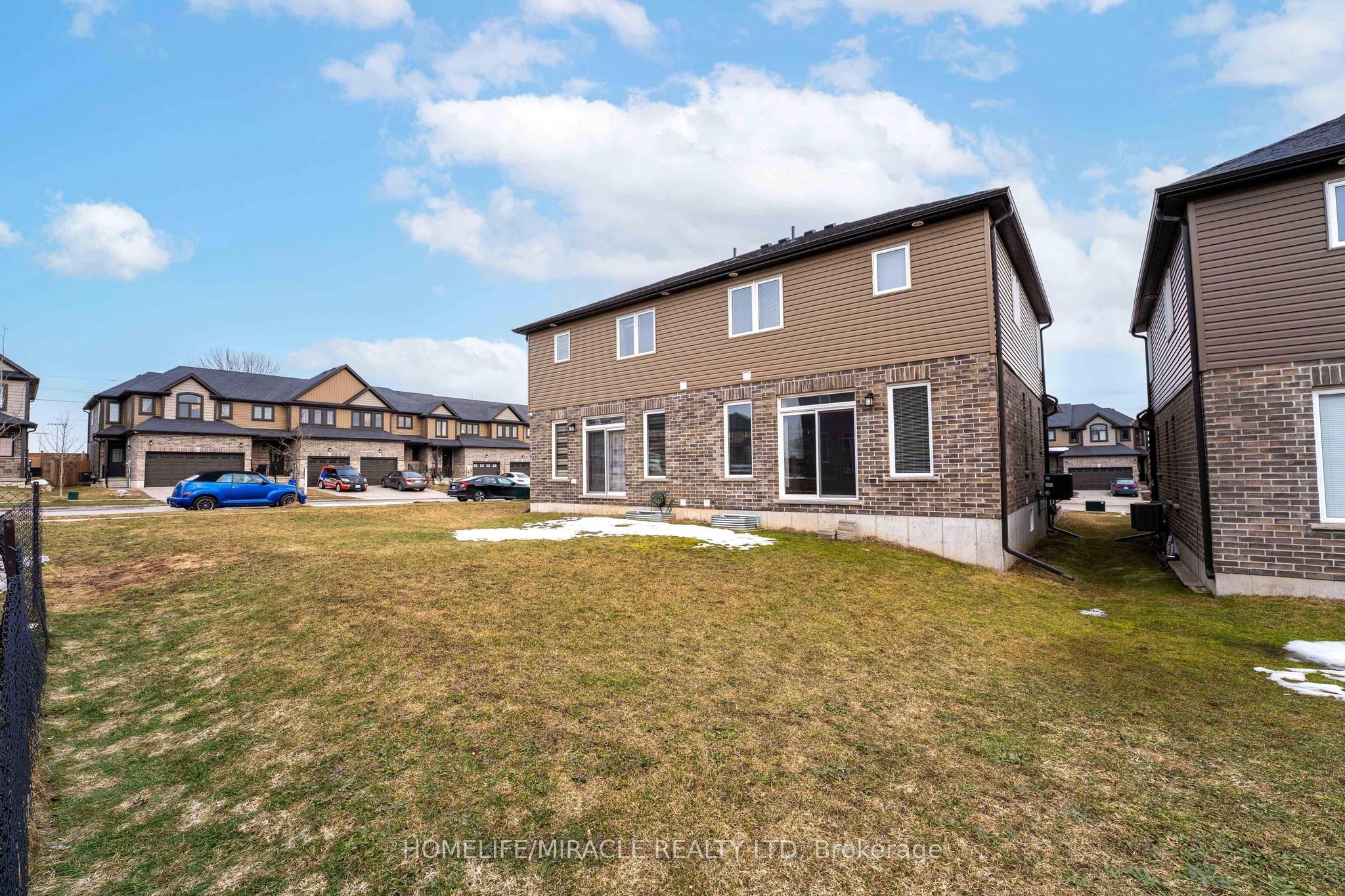 143 Links Crescent Property Photo 32