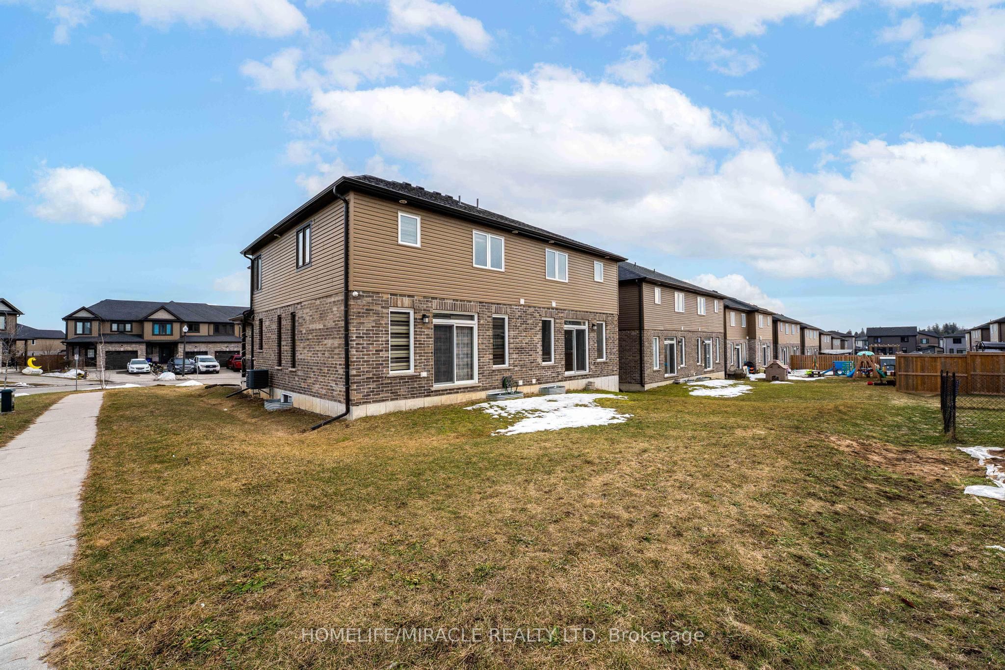 143 Links Crescent Property Photo 33