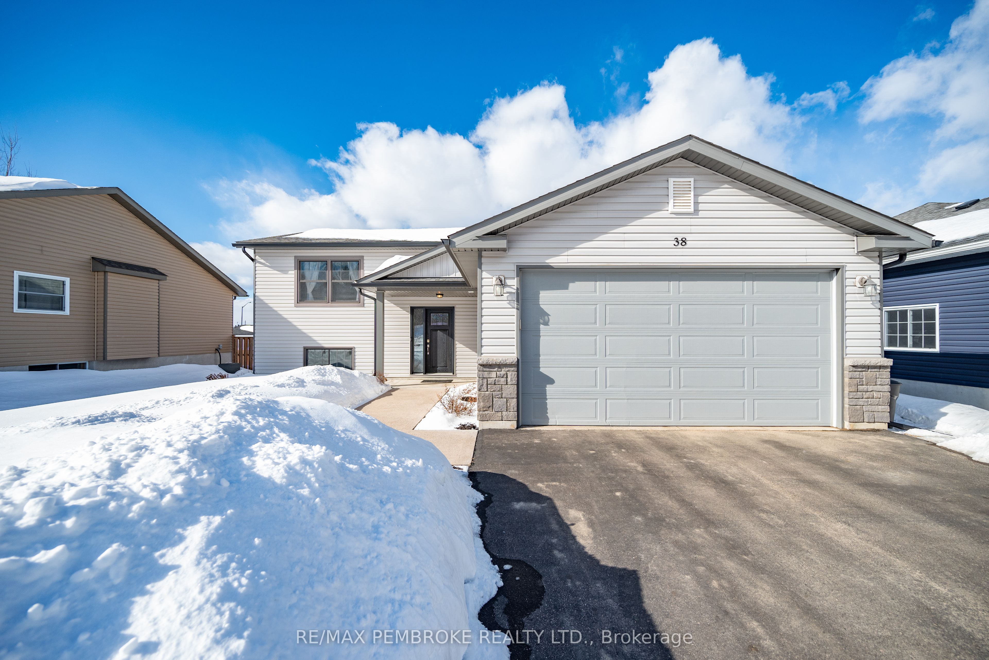 Renfrew County Real Estate Listings Main Image