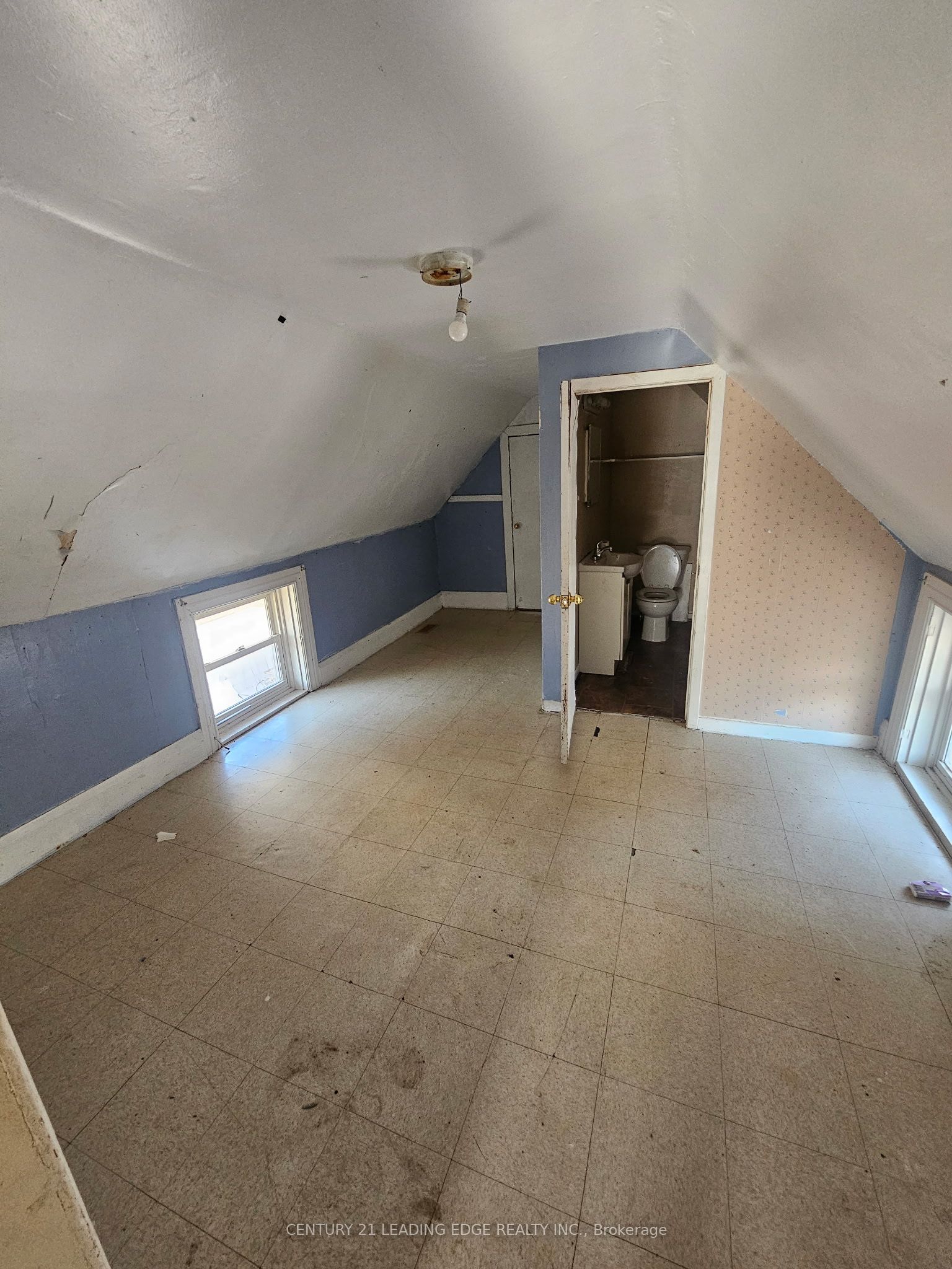 300 Argyle Street S Property Photo 5