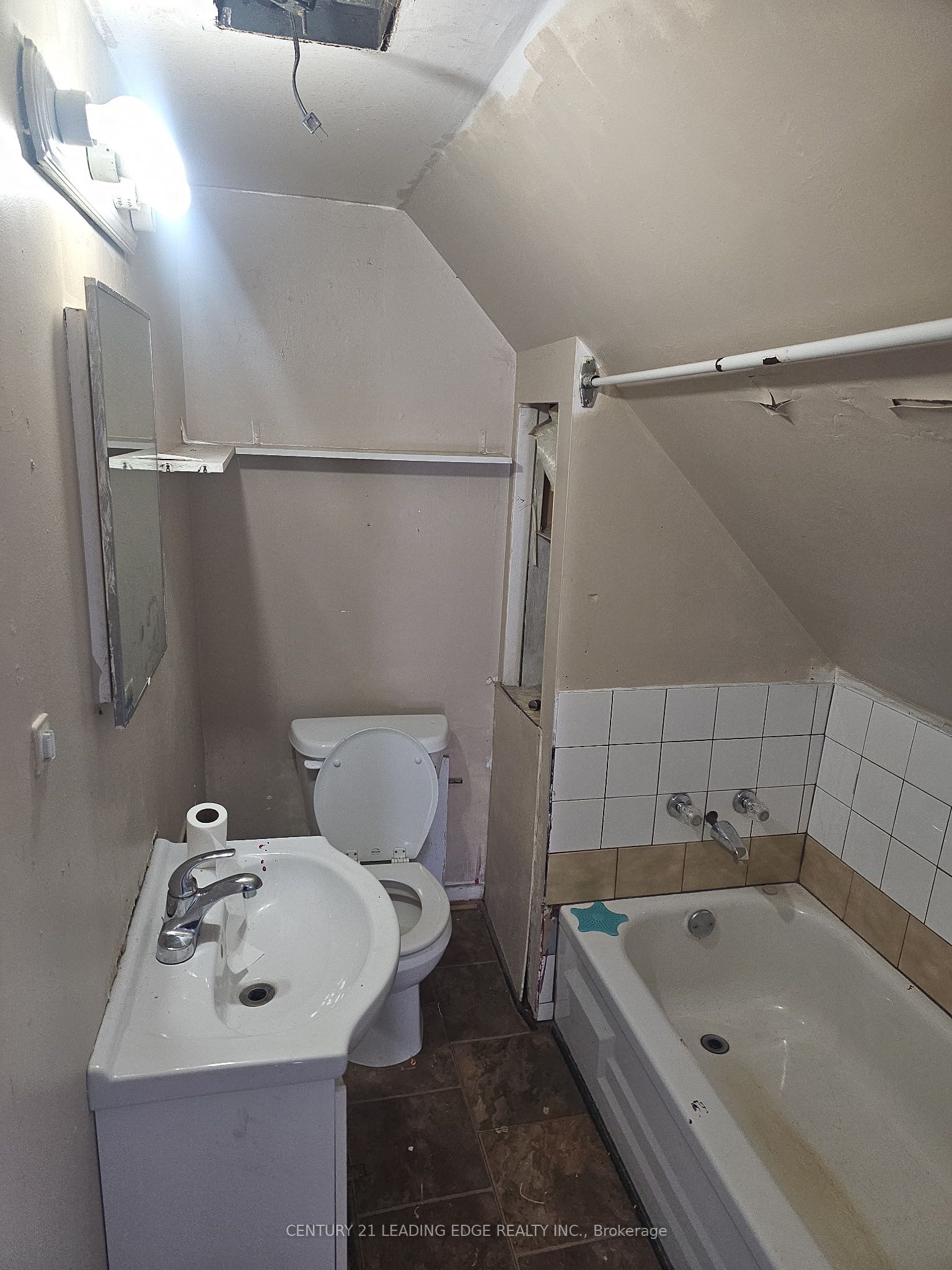 300 Argyle Street S Property Photo 7