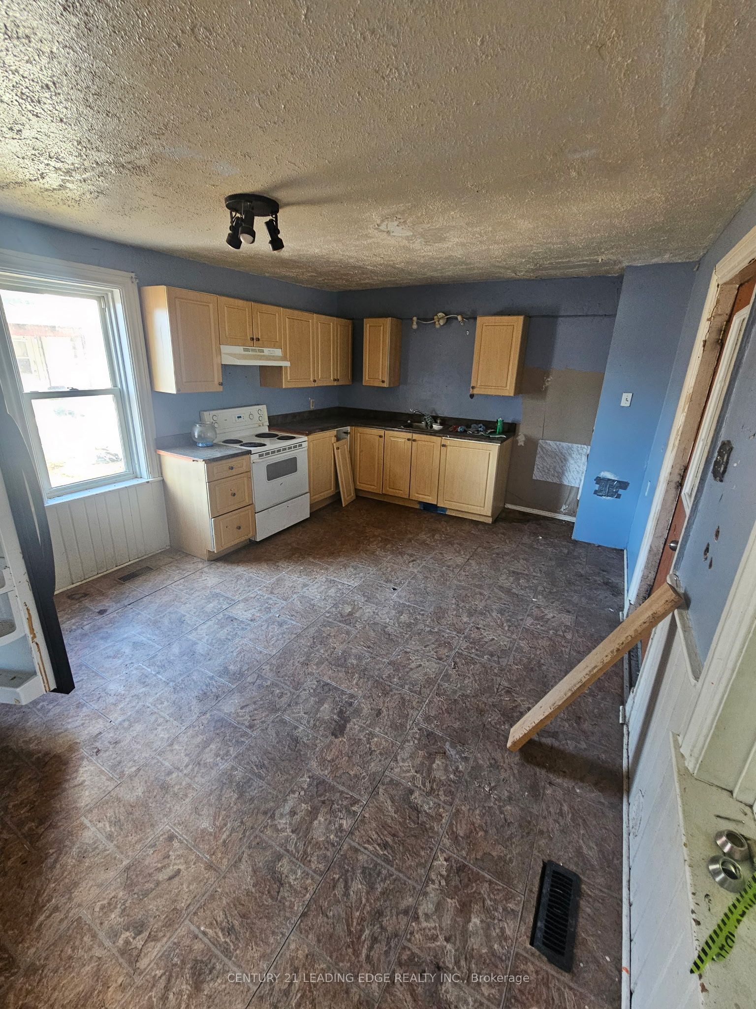 300 Argyle Street S Property Photo 9