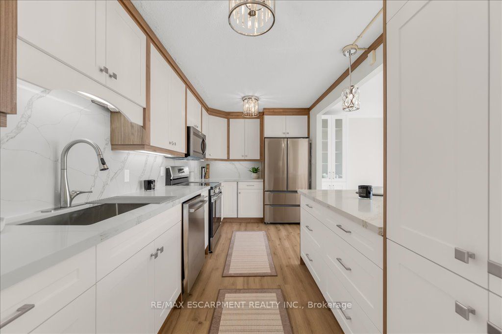 75 Queen Street N 1702 Property Photo 7