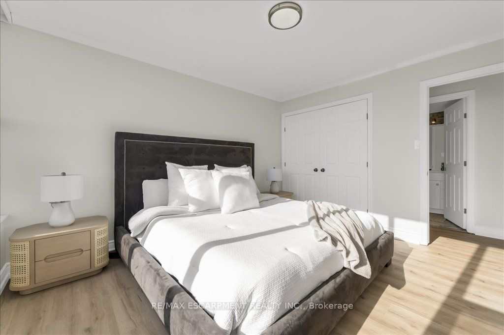 75 Queen Street N 1702 Property Photo 11