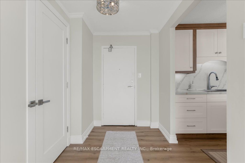 75 Queen Street N 1702 Property Photo 15