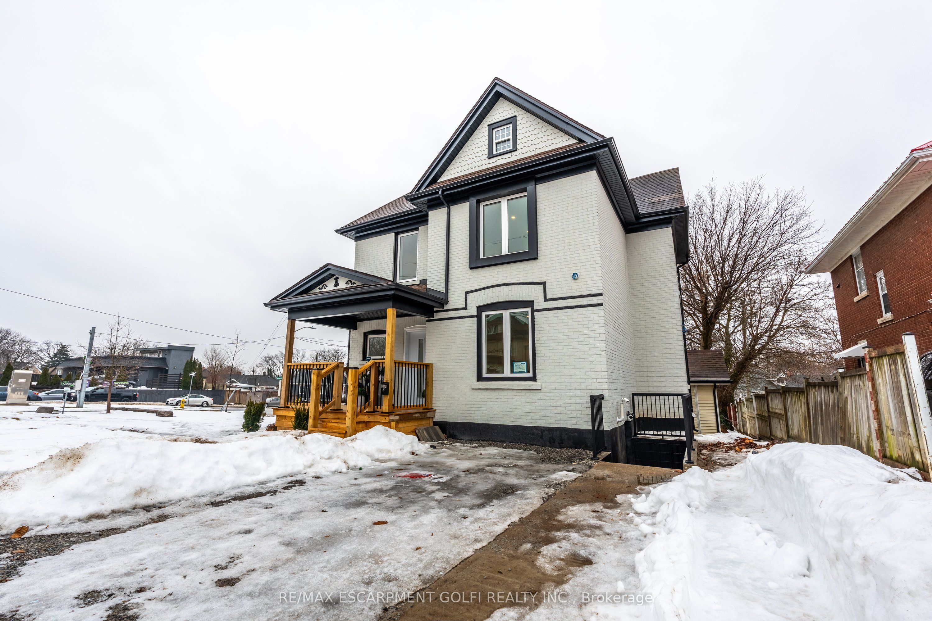 204 Queenston St Property Photo