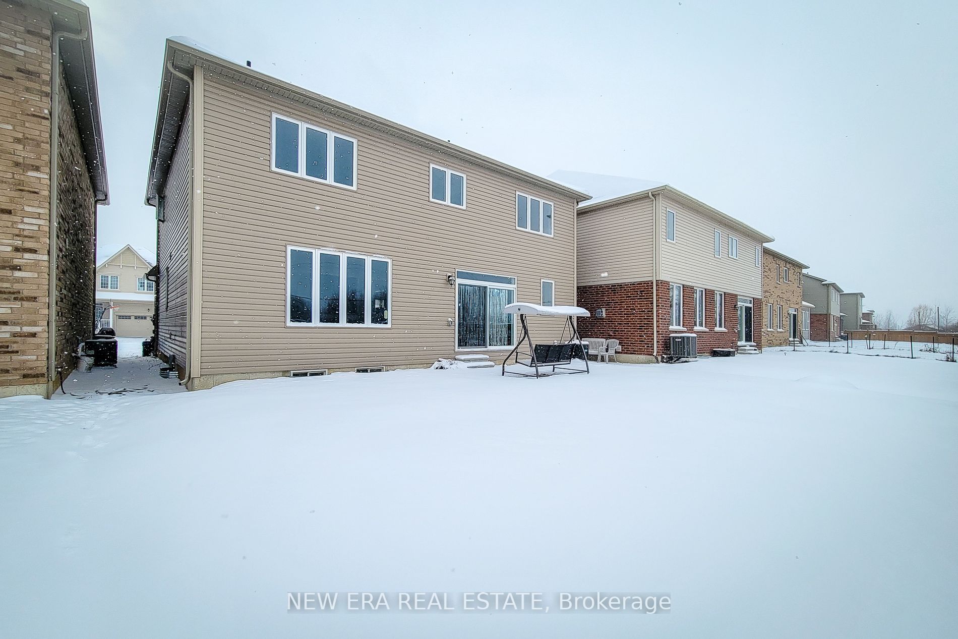 24 Esther Crescent Property Photo 4