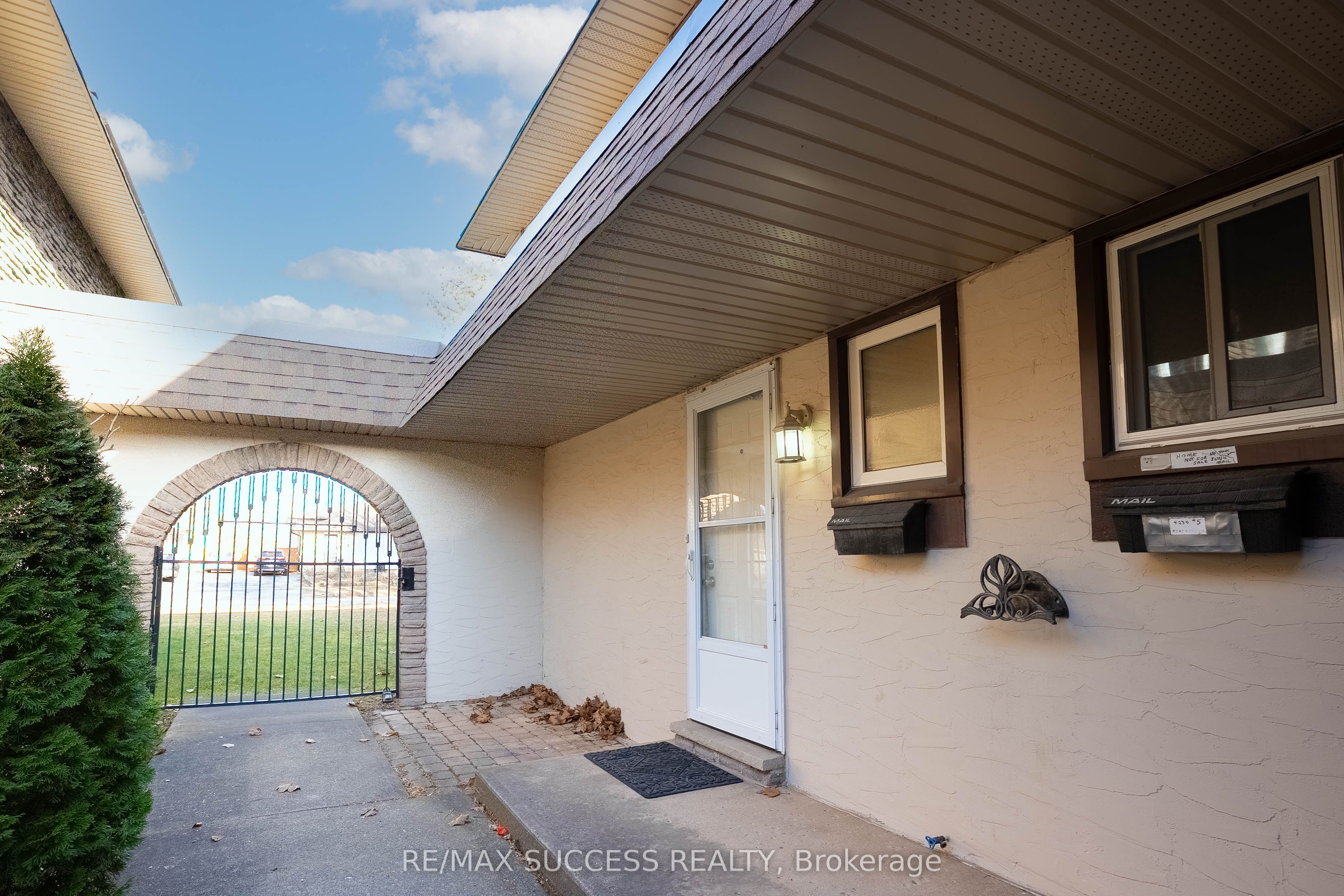 4230 Meadowvale Dr Property Photo