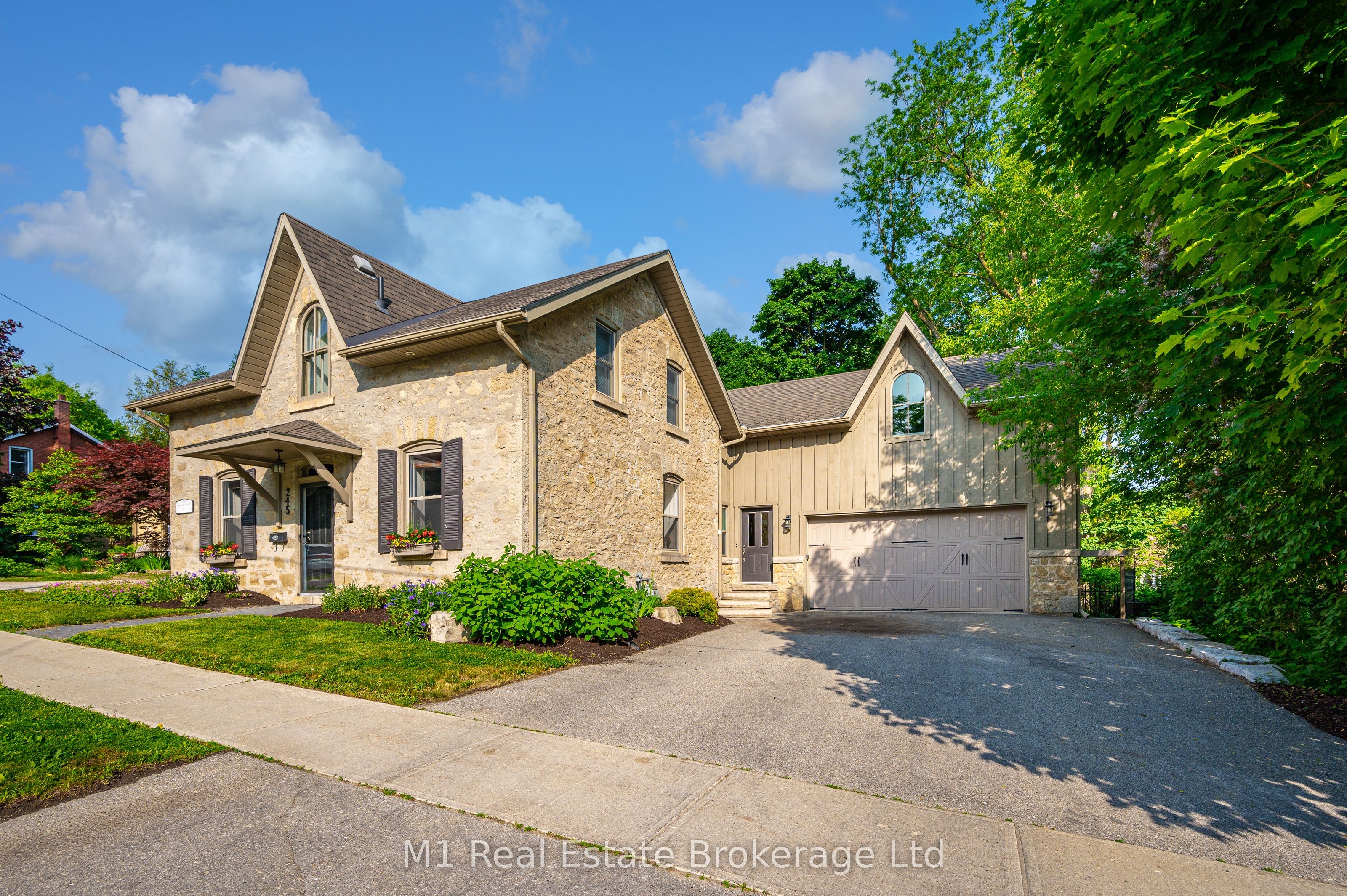 245 Hill St W Property Photo