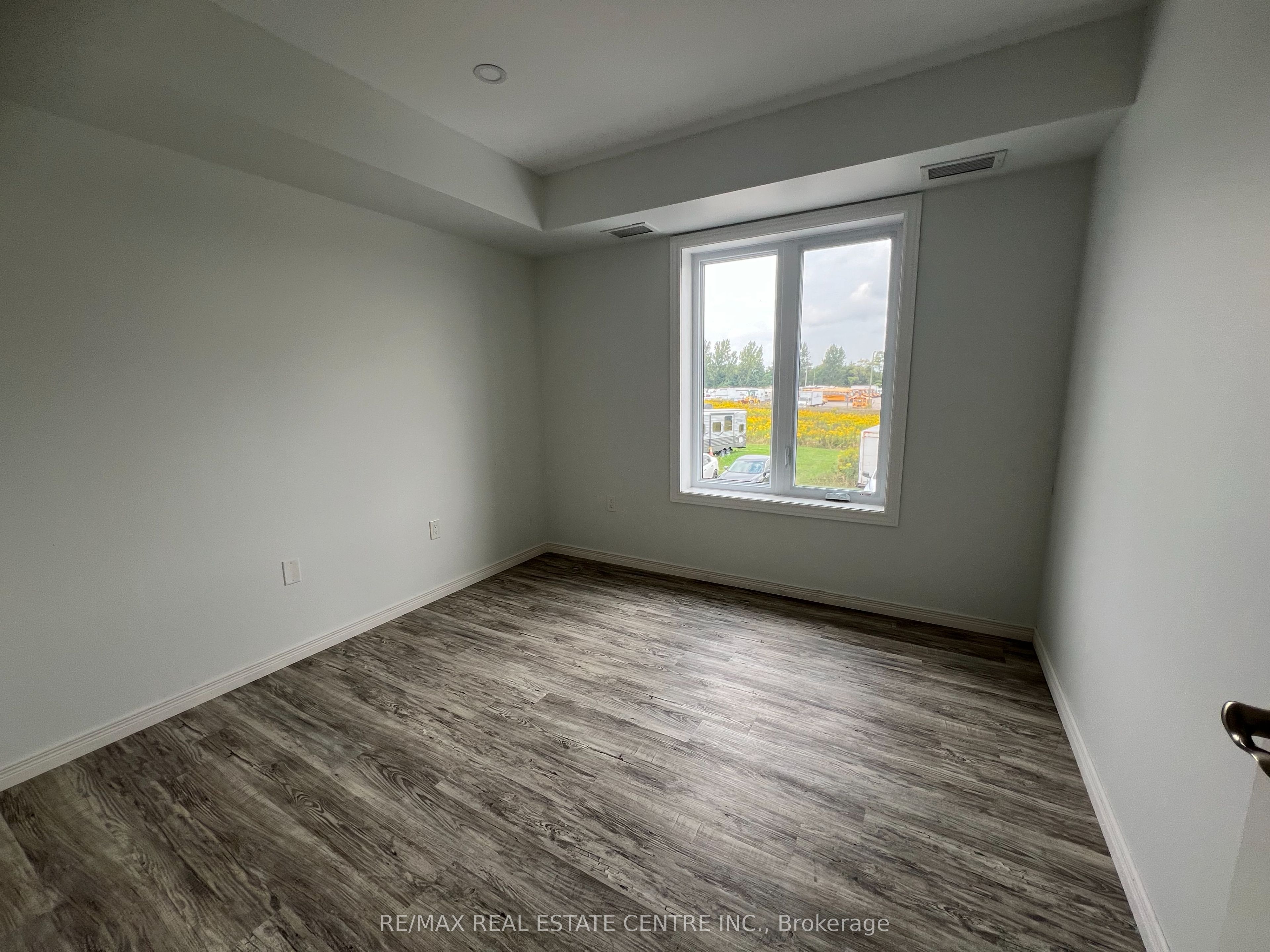 #c - 770 Glengarry Crescent Property Photo 4