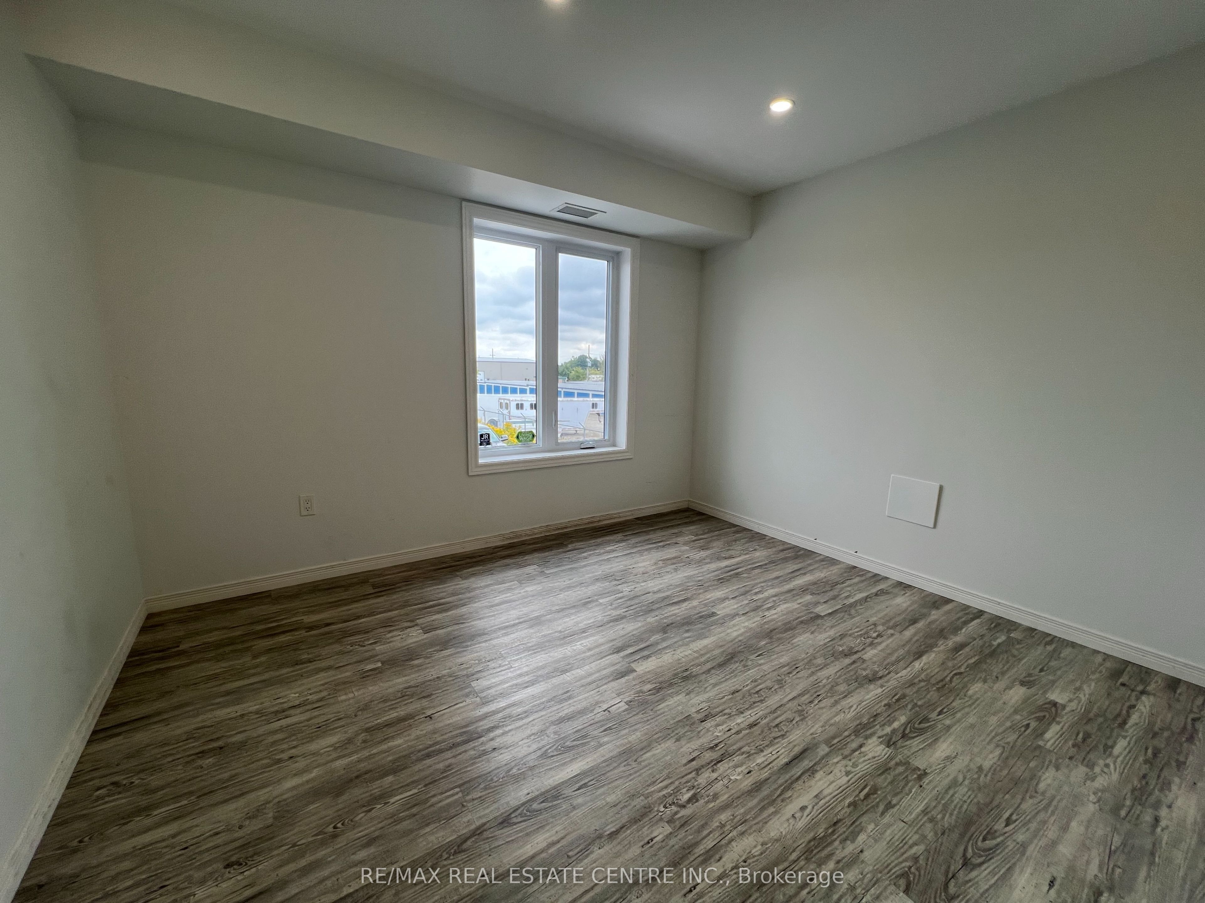 #c - 770 Glengarry Crescent Property Photo 5