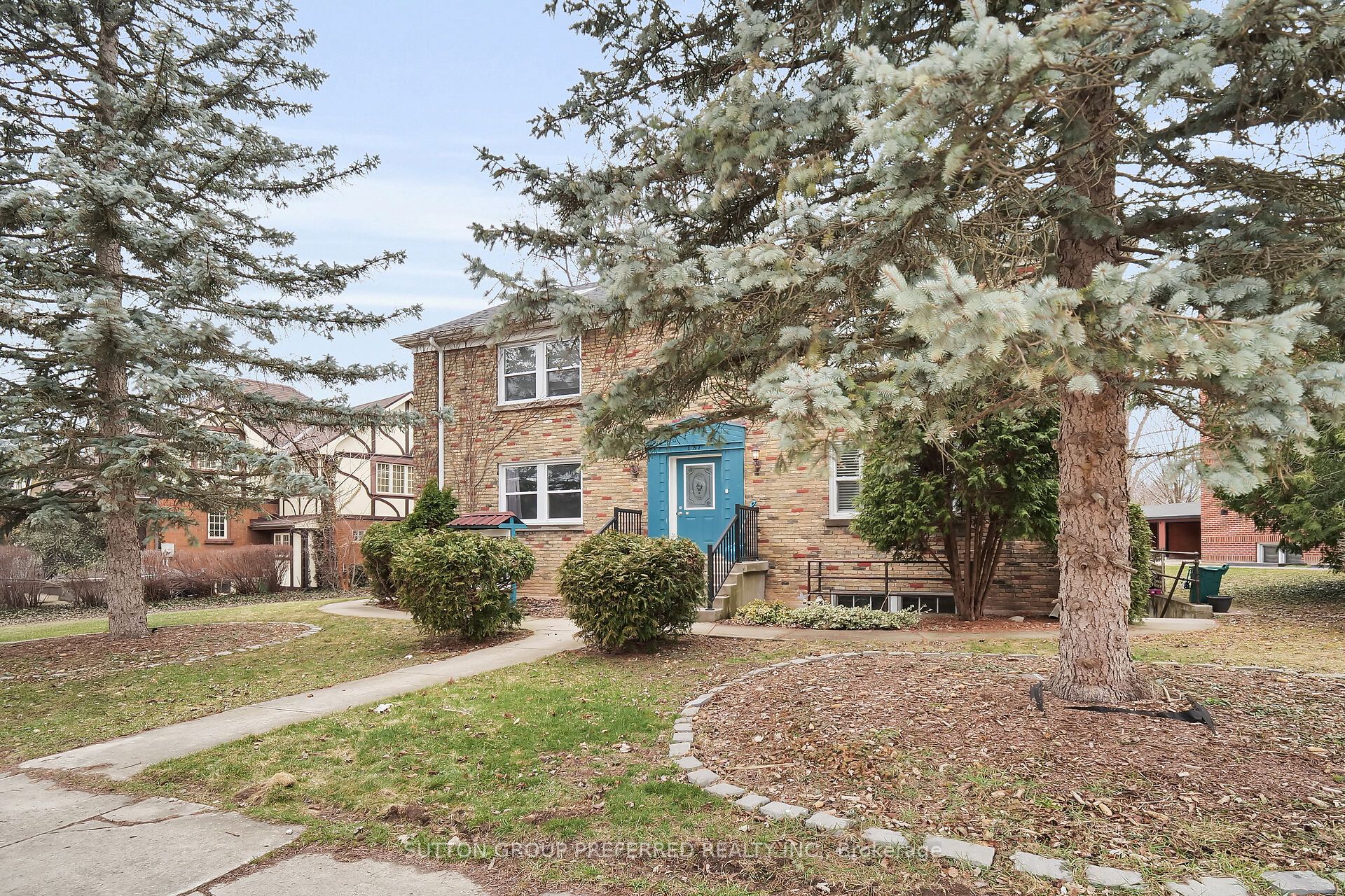 137 Windsor Crescent Property Photo 2