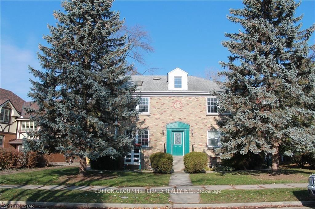137 Windsor Crescent Property Photo 3
