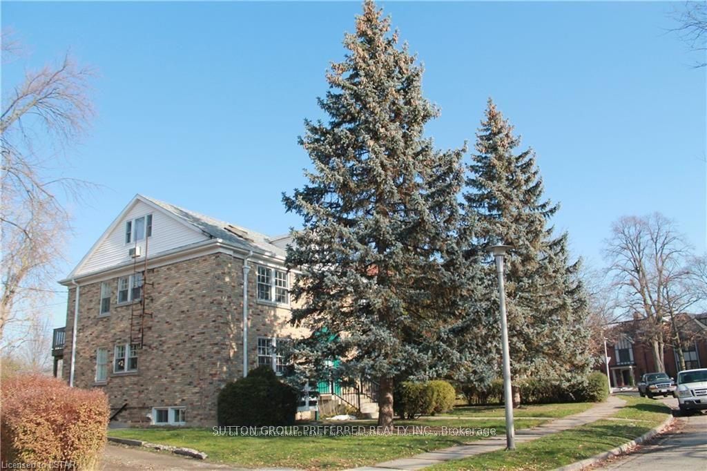 137 Windsor Crescent Property Photo 4