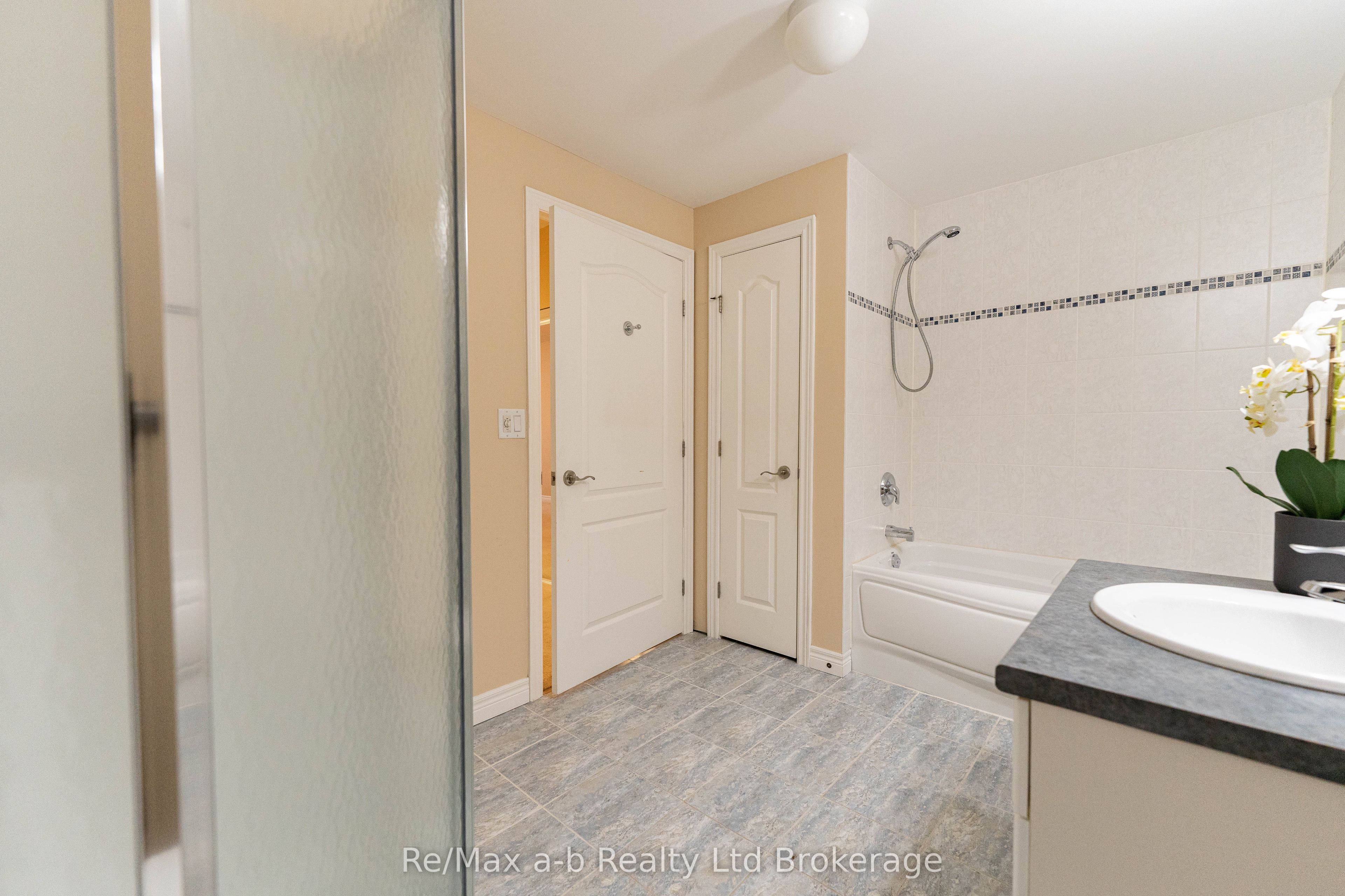 80 Bridge Street E 604 Property Photo 18