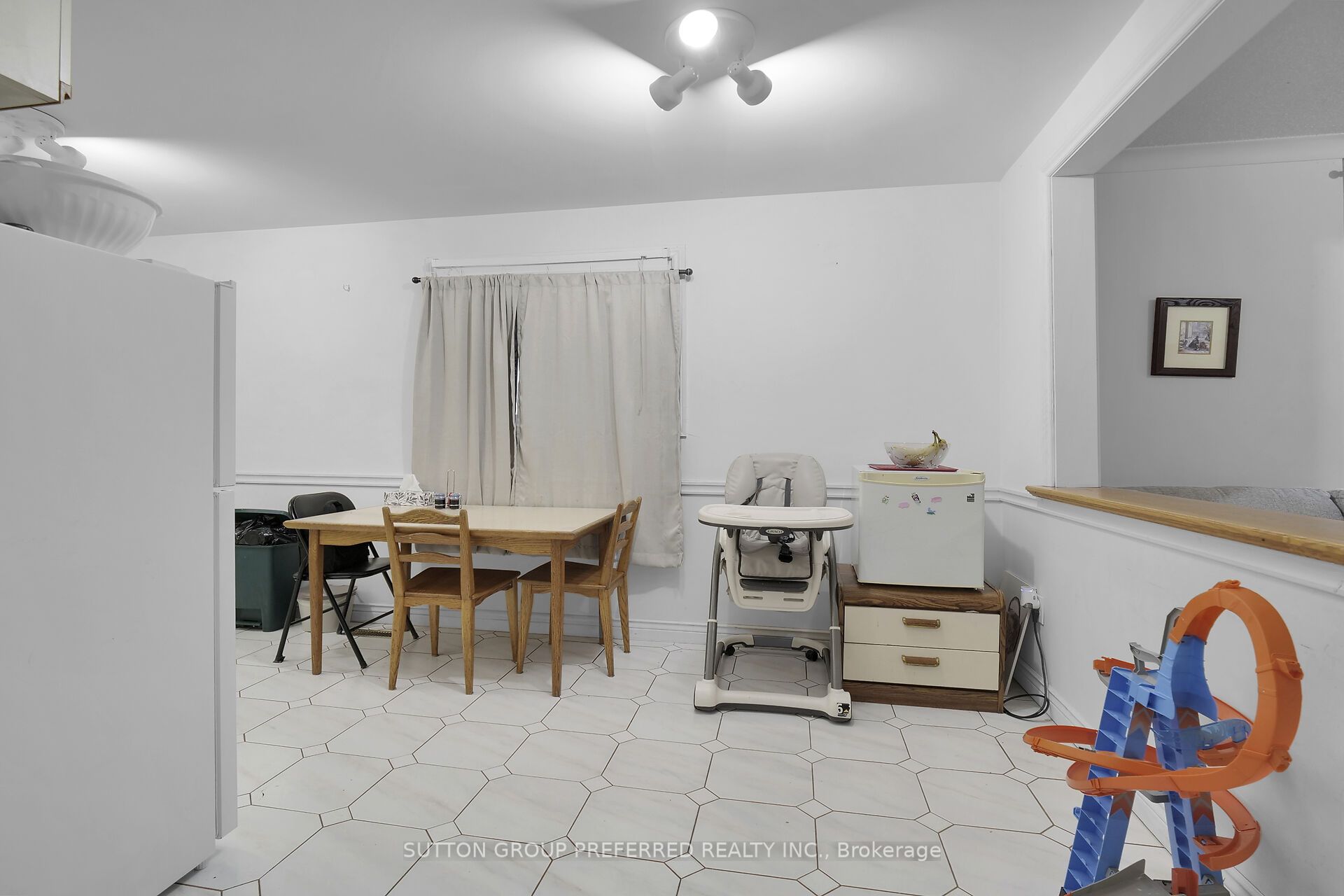 681 Colborne Street Property Photo 4