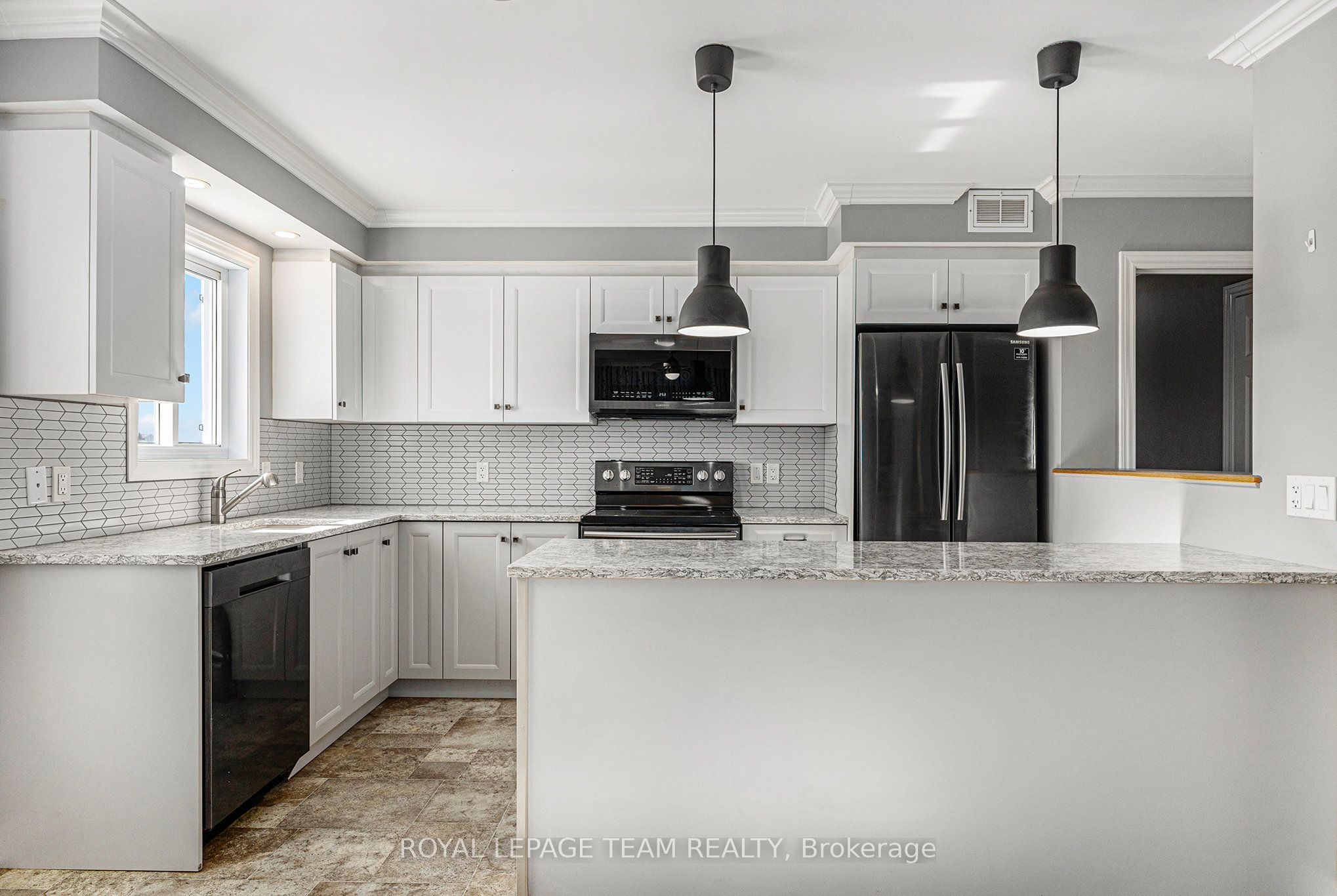 2833 Dunrobin Road Property Photo 10