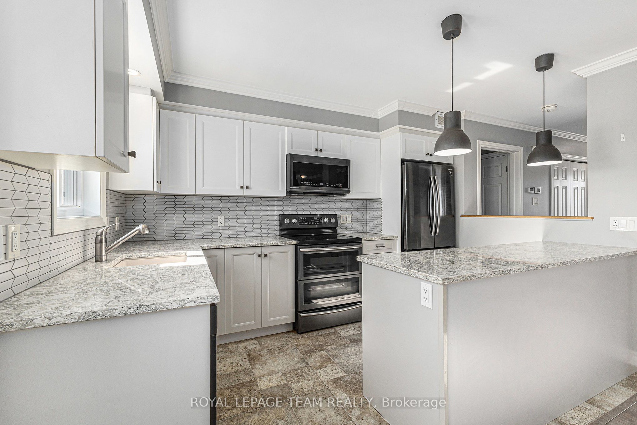 2833 Dunrobin Road Property Photo 11