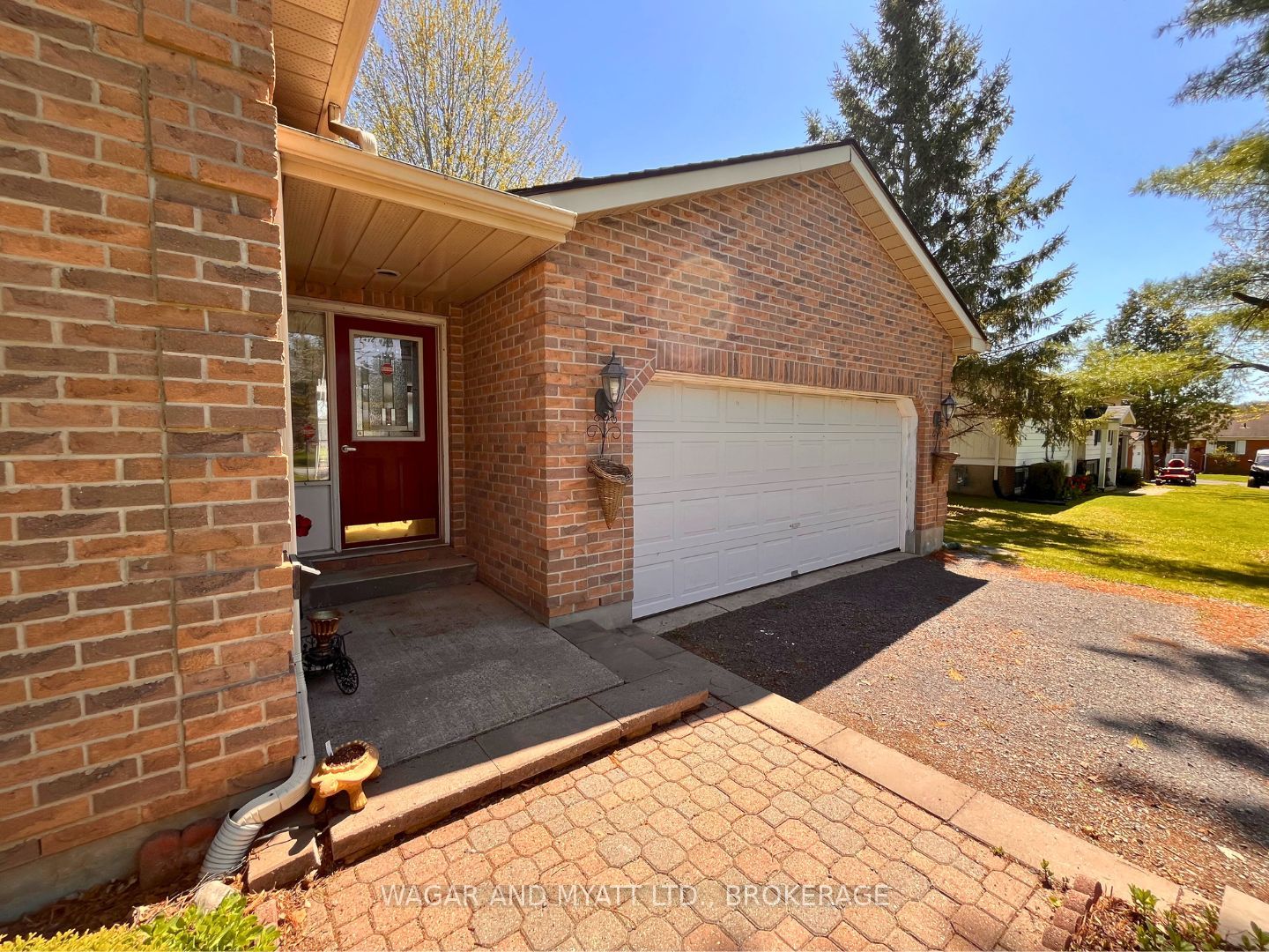 63 N Southwood Crescent N Property Photo 4