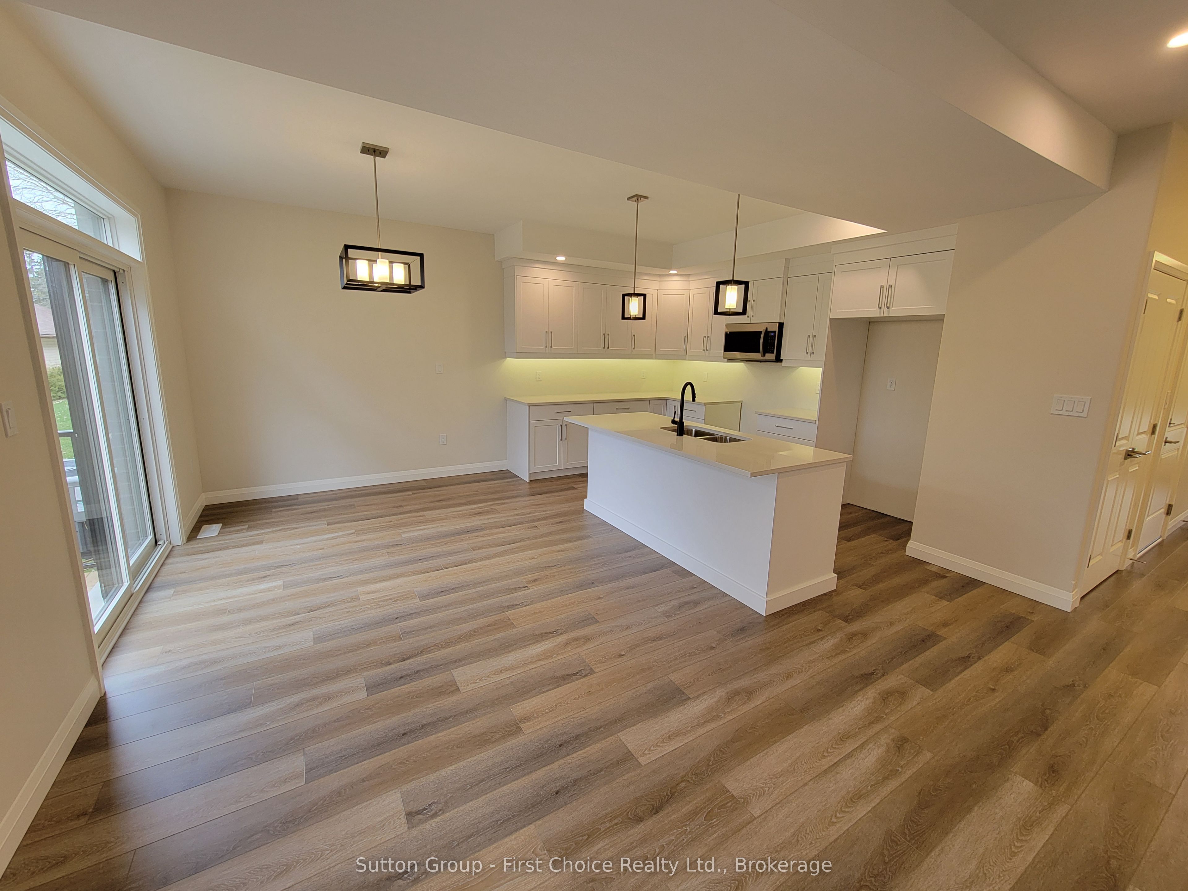 549 Albert Street Property Photo 4