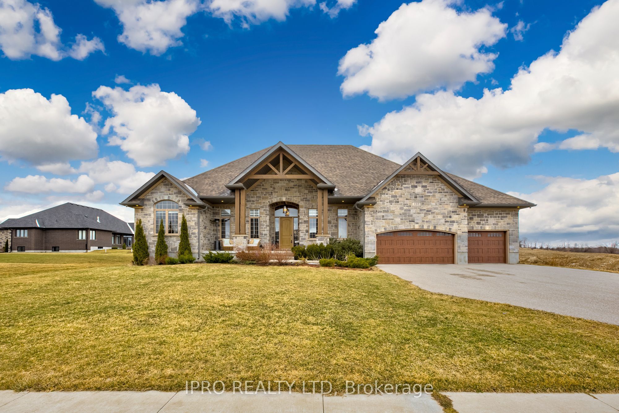 111 Sunset Hills Crescent Property Photo 1