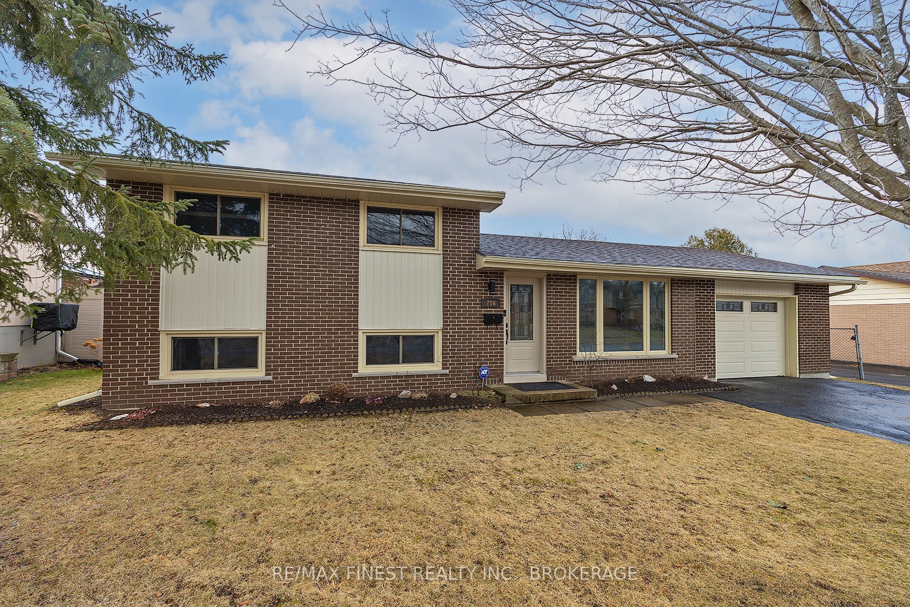 206 Amherst Dr Property Photo