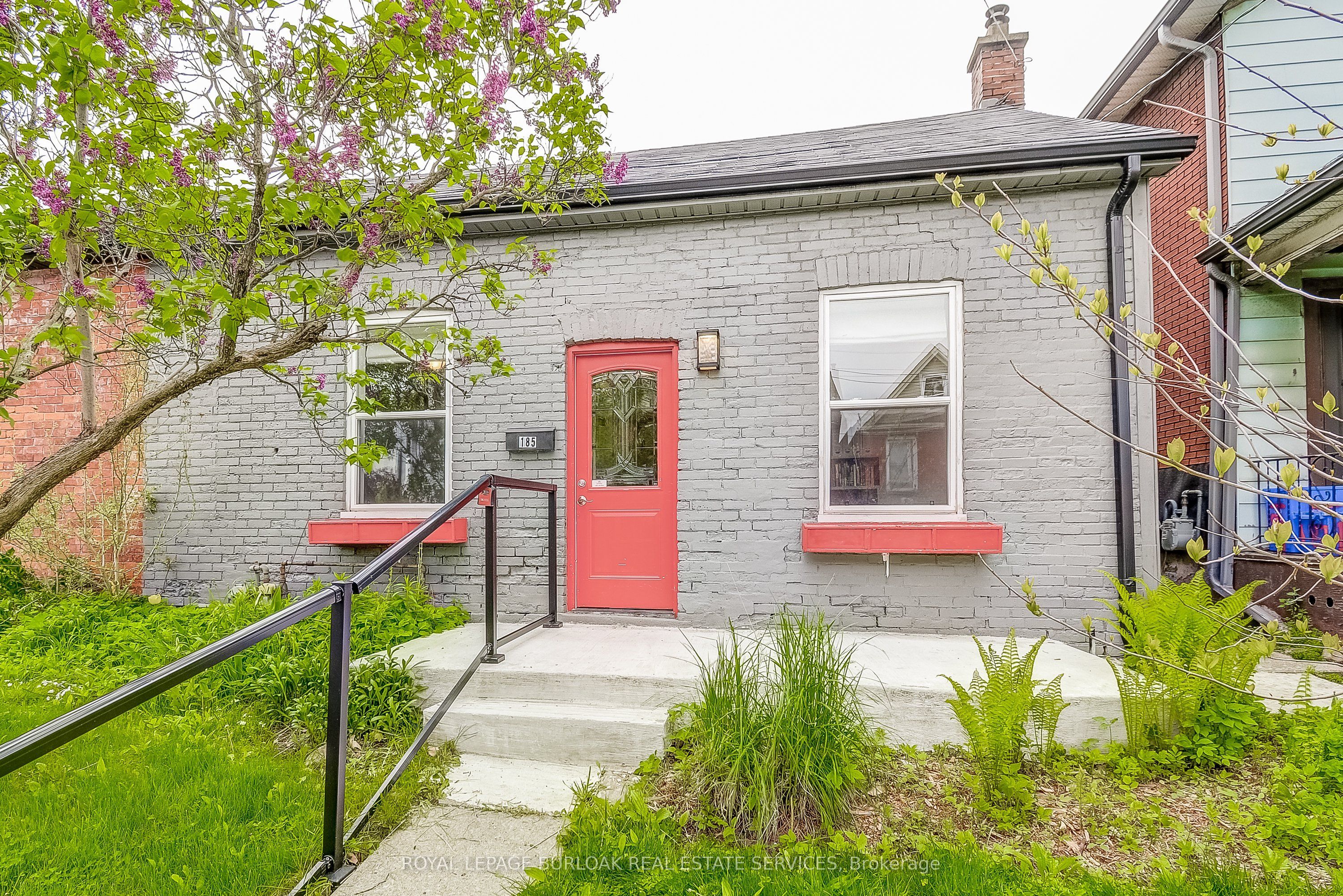 185 Simcoe Street Property Photo 1