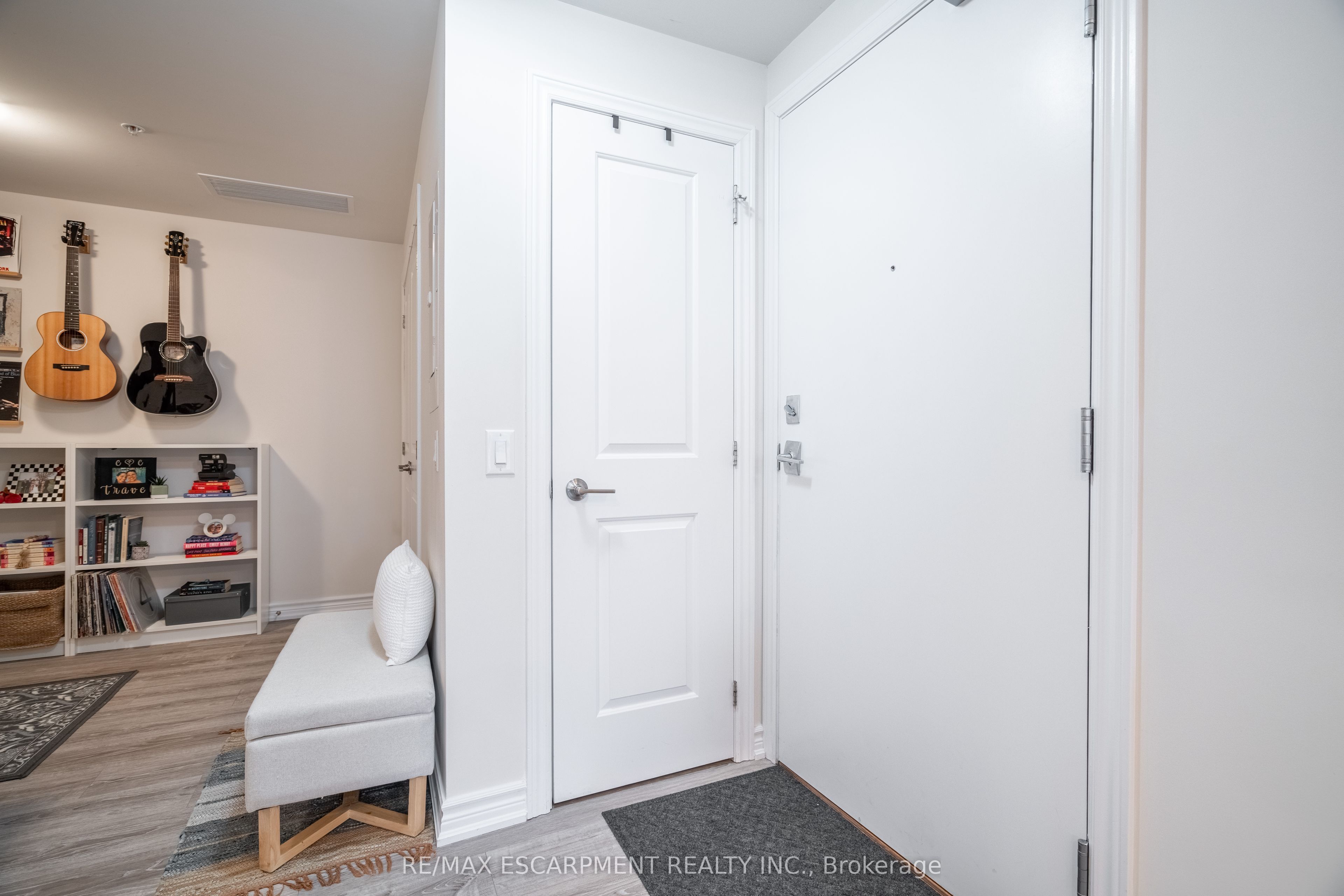 #208 - 40 Esplanade Lane Property Photo 3