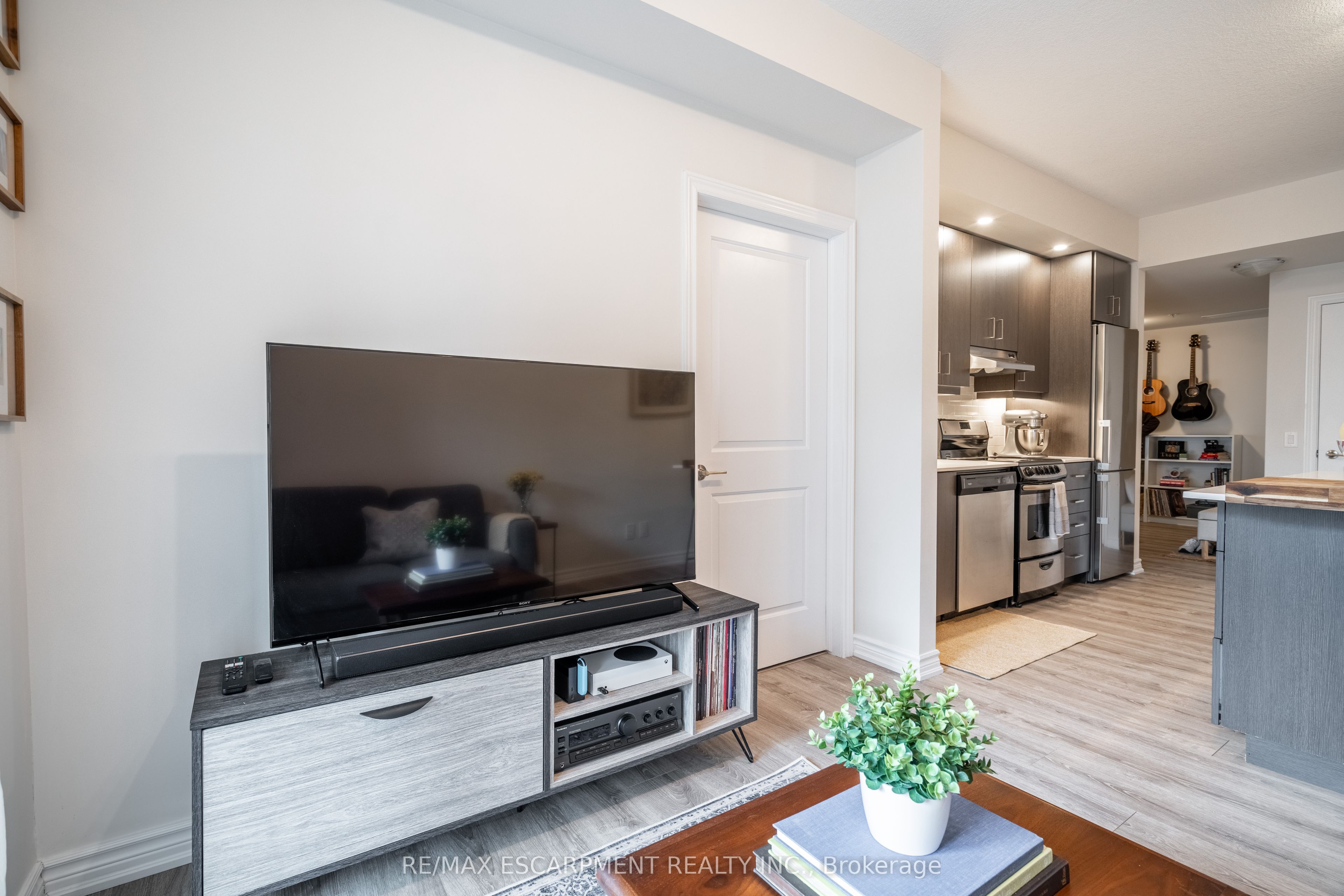 #208 - 40 Esplanade Lane Property Photo 10