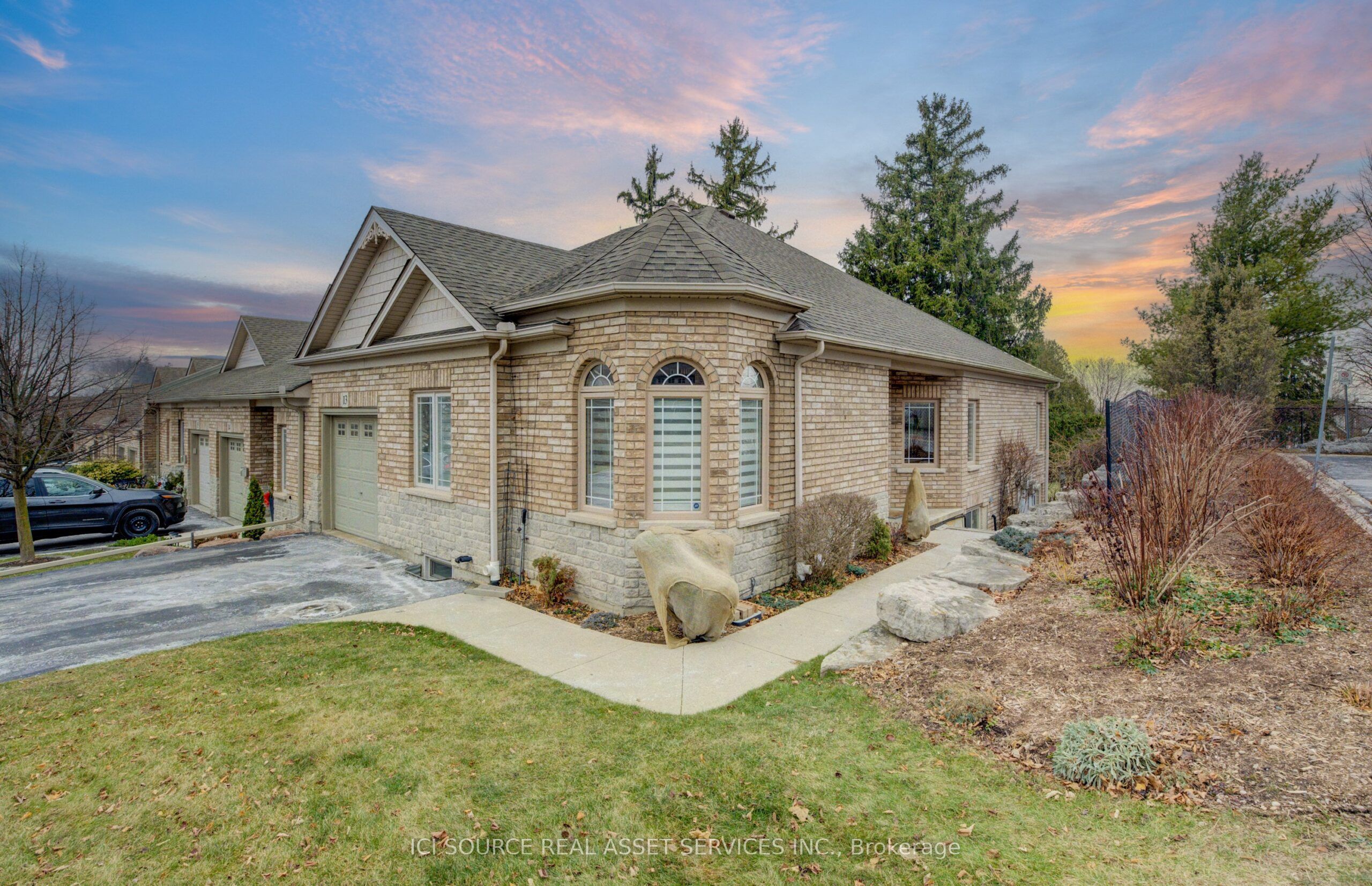 #13 - 10 Cobblestone Drive Property Photo