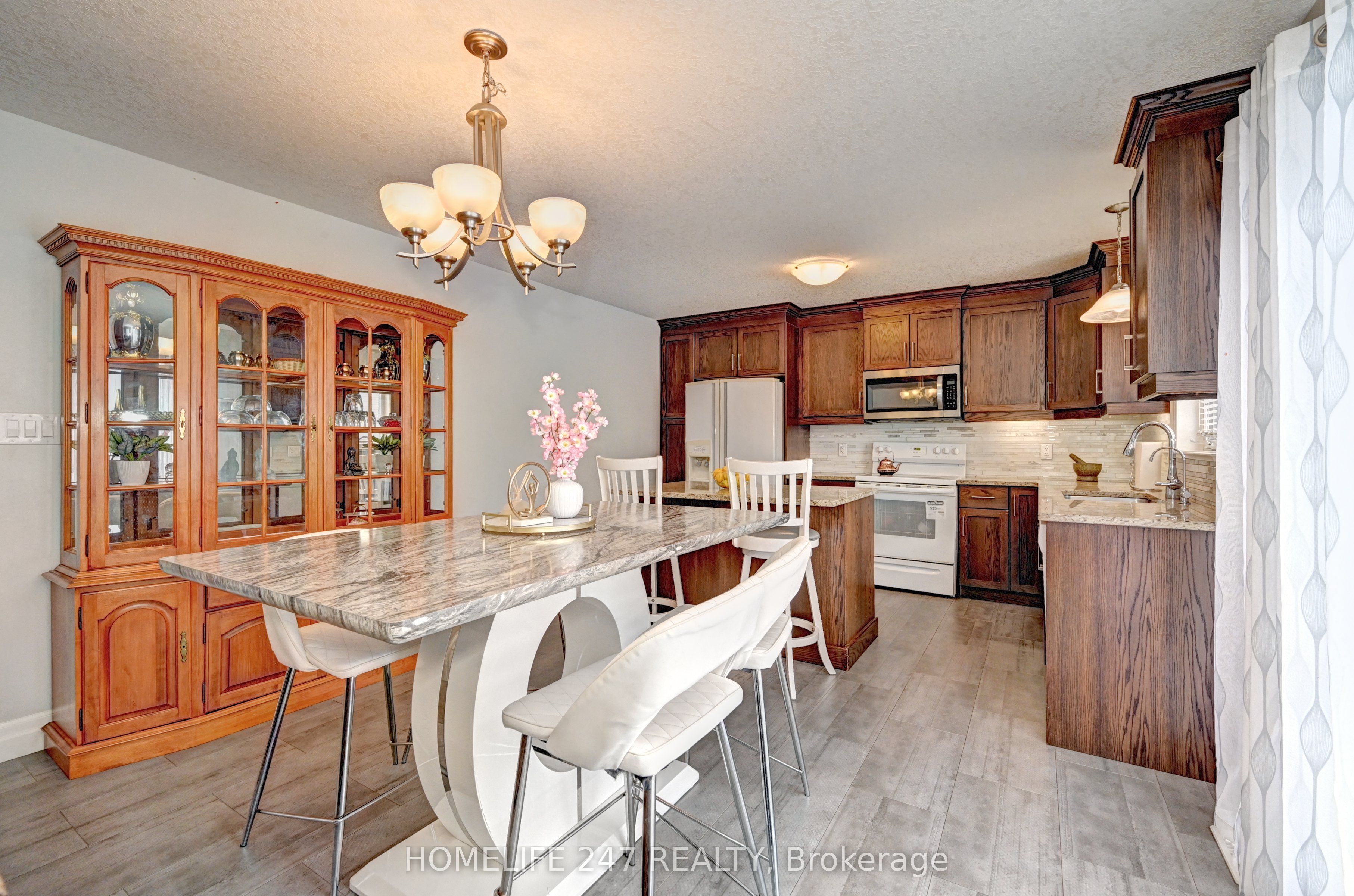 815 Binning Street W Property Photo 6