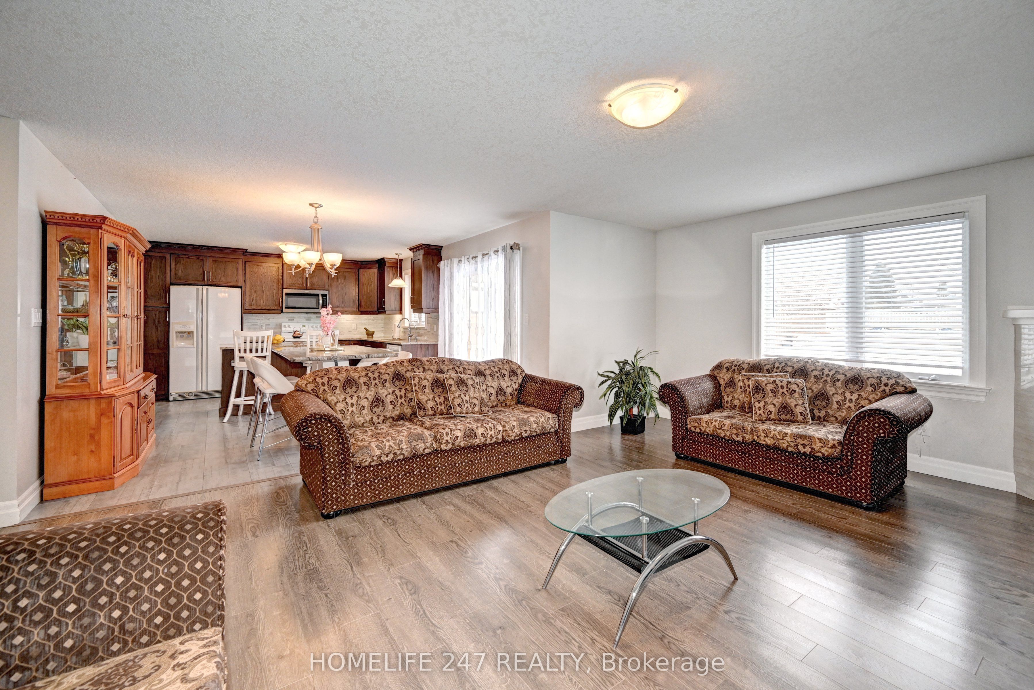 815 Binning Street W Property Photo 7