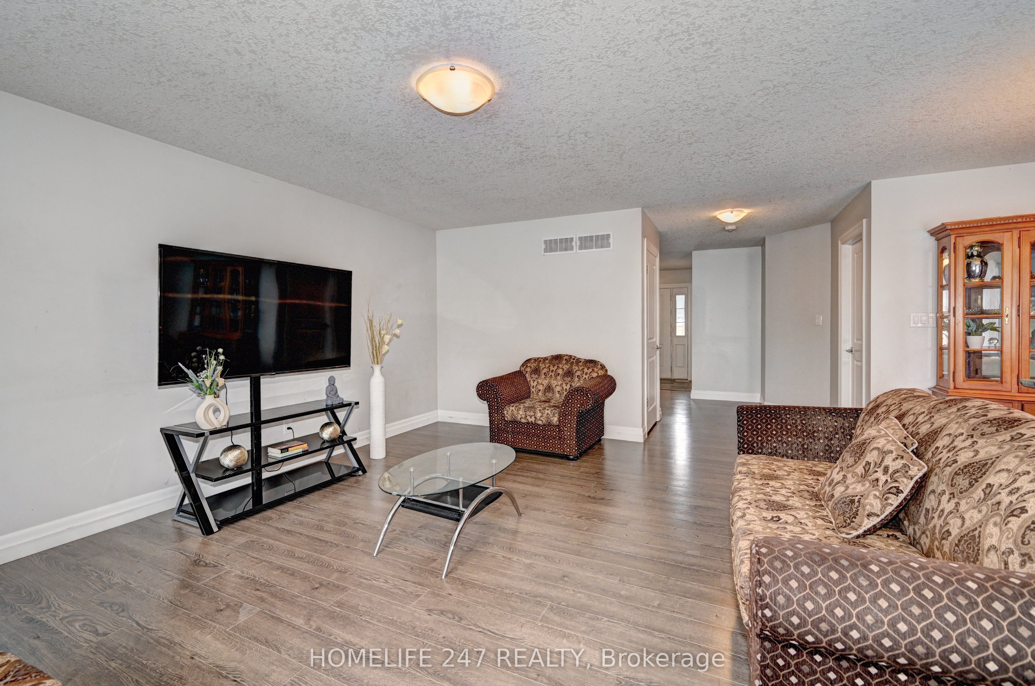 815 Binning Street W Property Photo 8