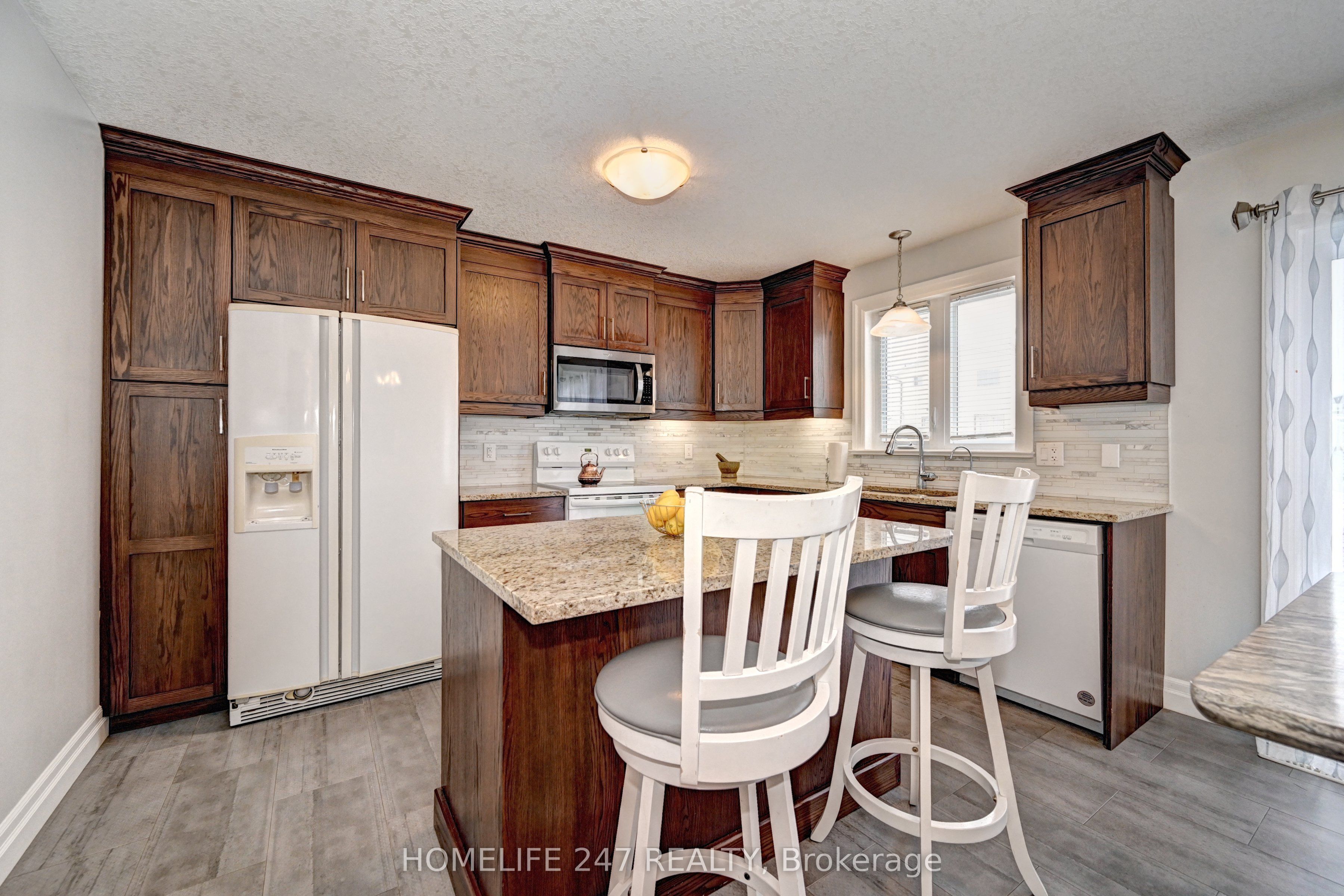 815 Binning Street W Property Photo 10