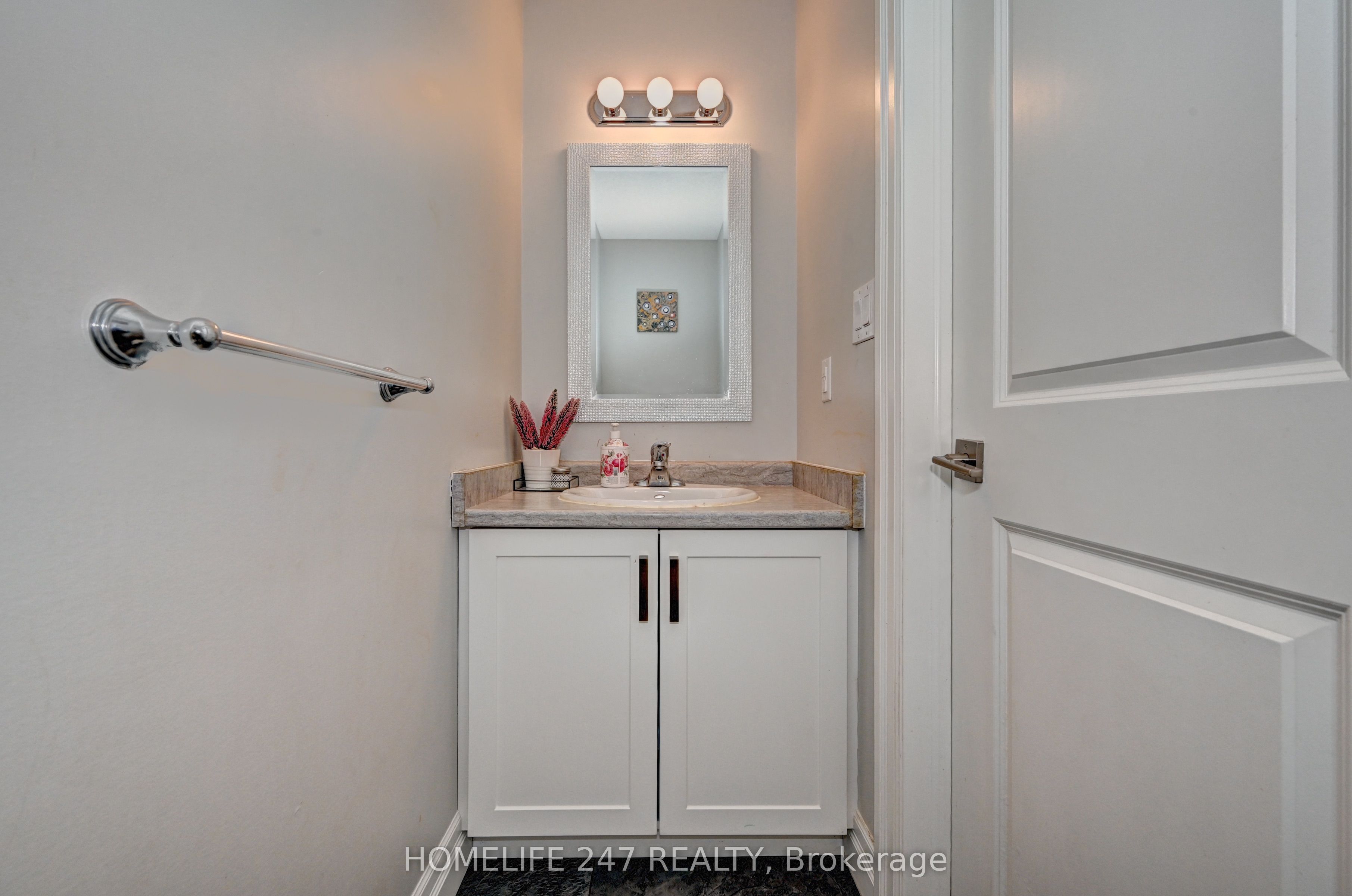 815 Binning Street W Property Photo 13