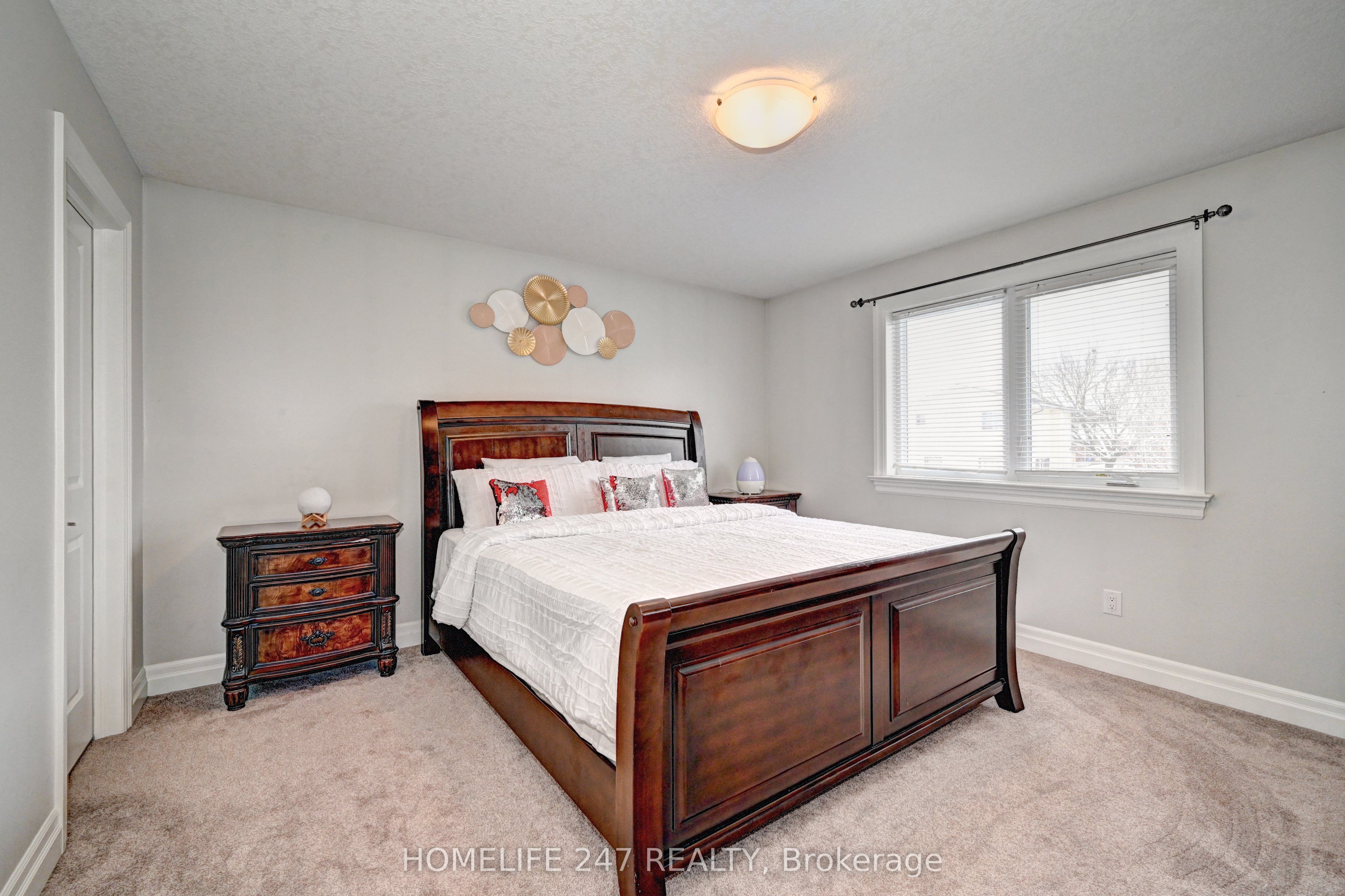 815 Binning Street W Property Photo 15