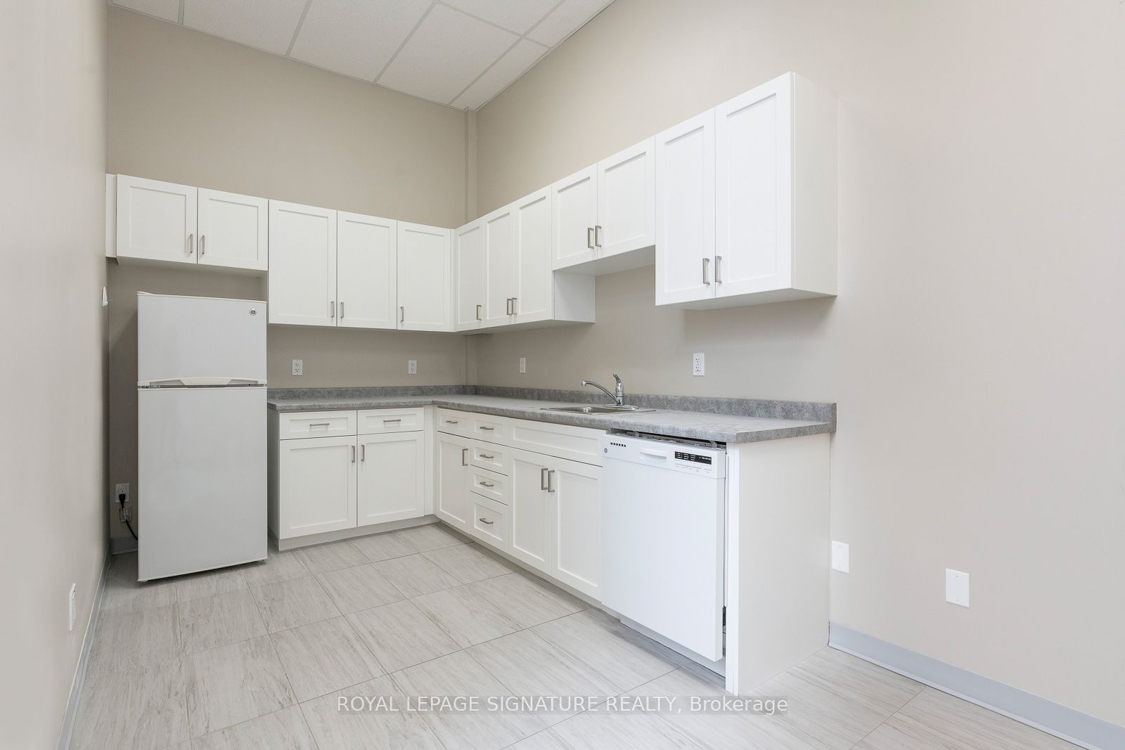 #214c - 55 Wyndham St N Property Photo 12