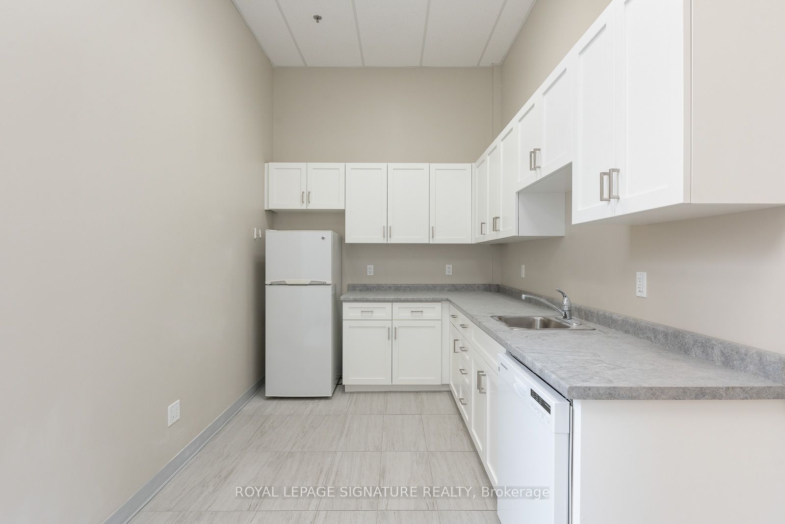 #214c - 55 Wyndham St N Property Photo 13