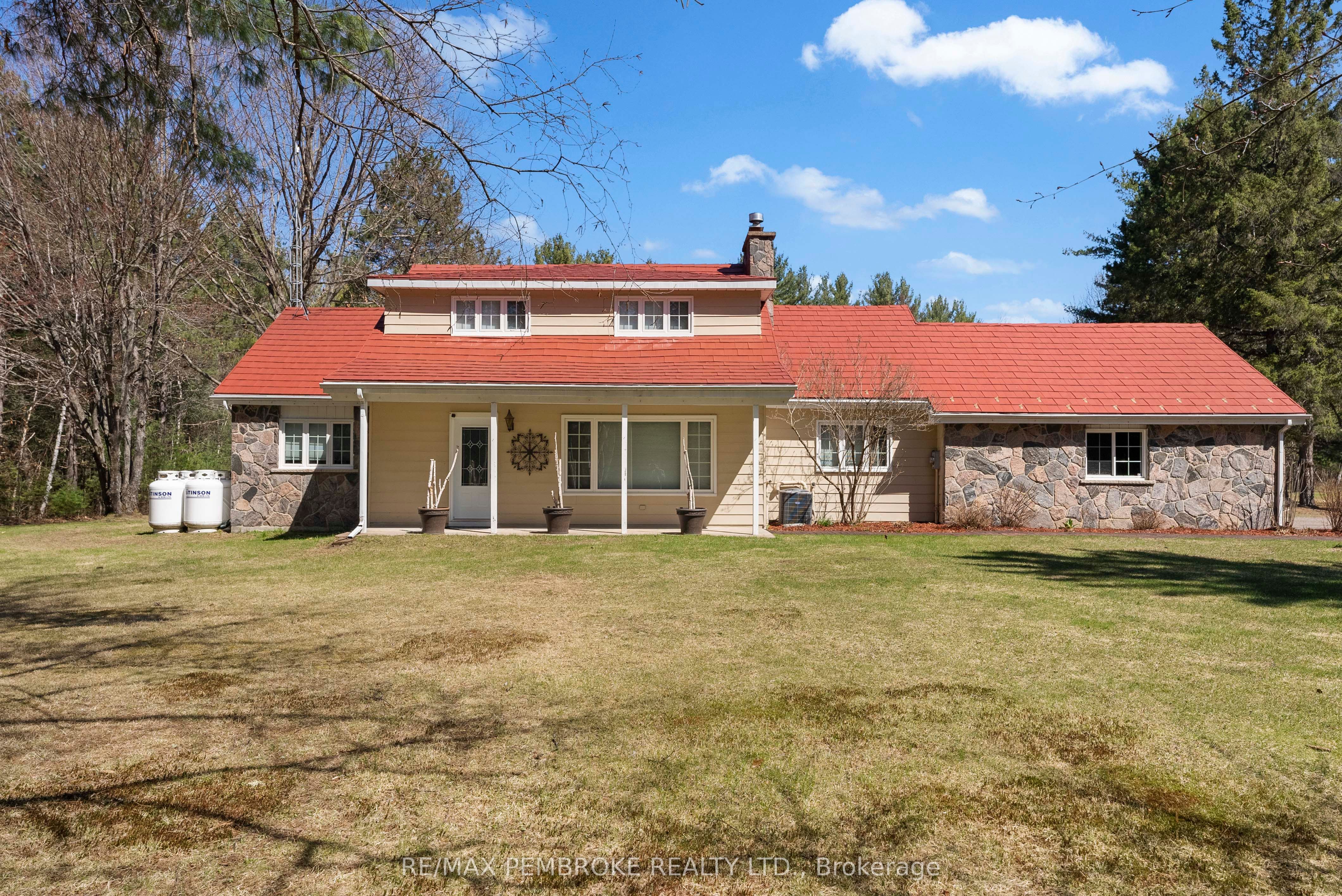 686 Airport Rd Property Photo 1