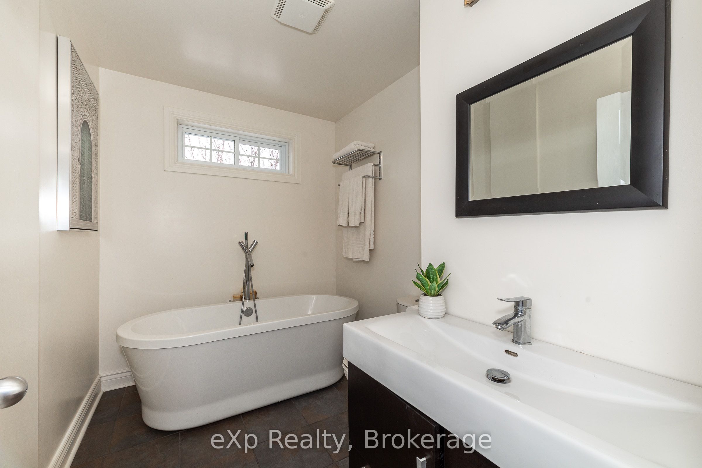 324588 27 Sideroad Property Photo 16