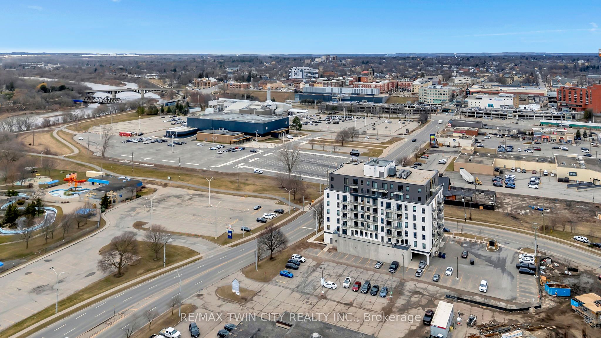 #112 - 7 Erie Avenue Property Photo 8