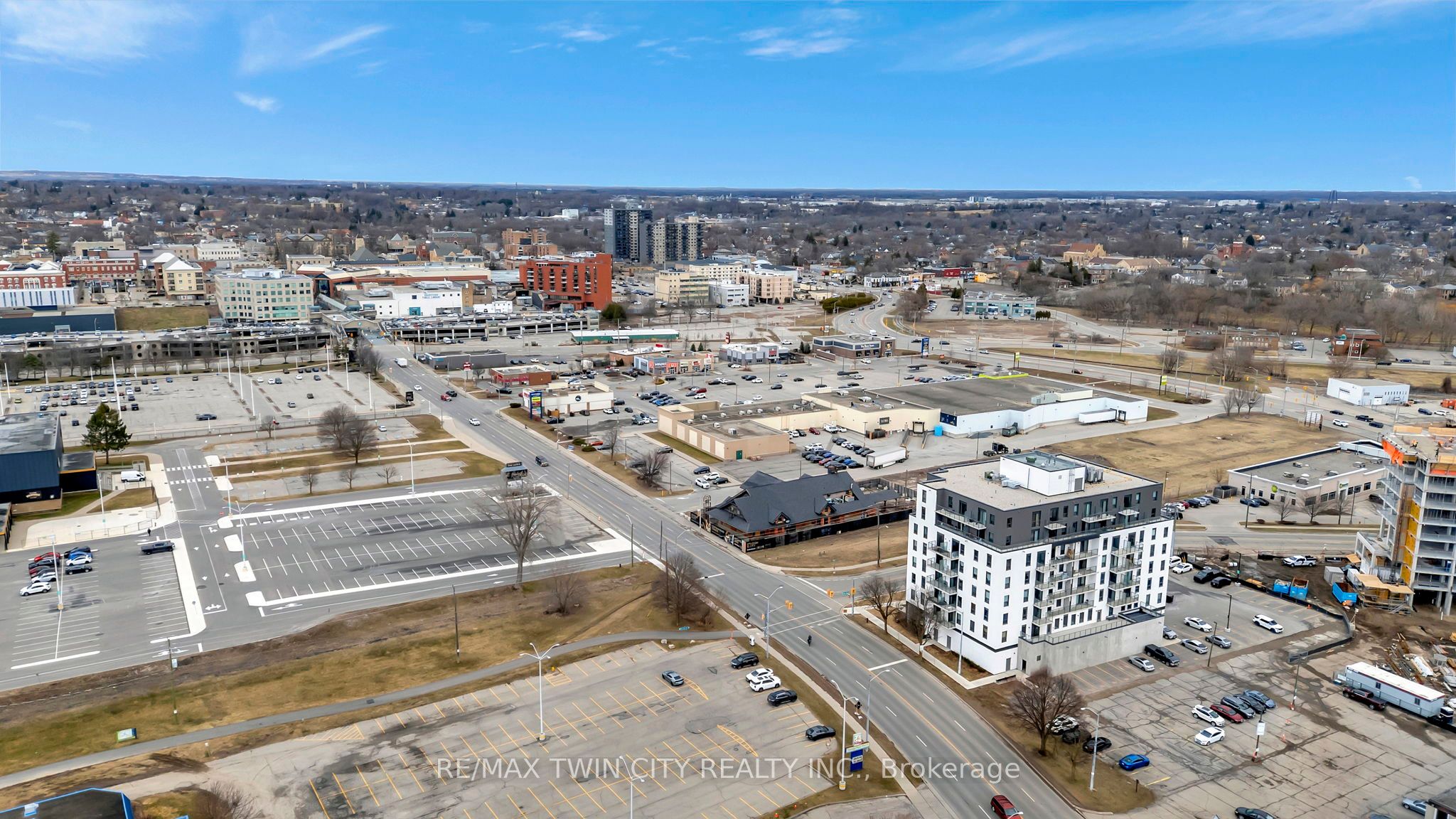 #112 - 7 Erie Avenue Property Photo 9