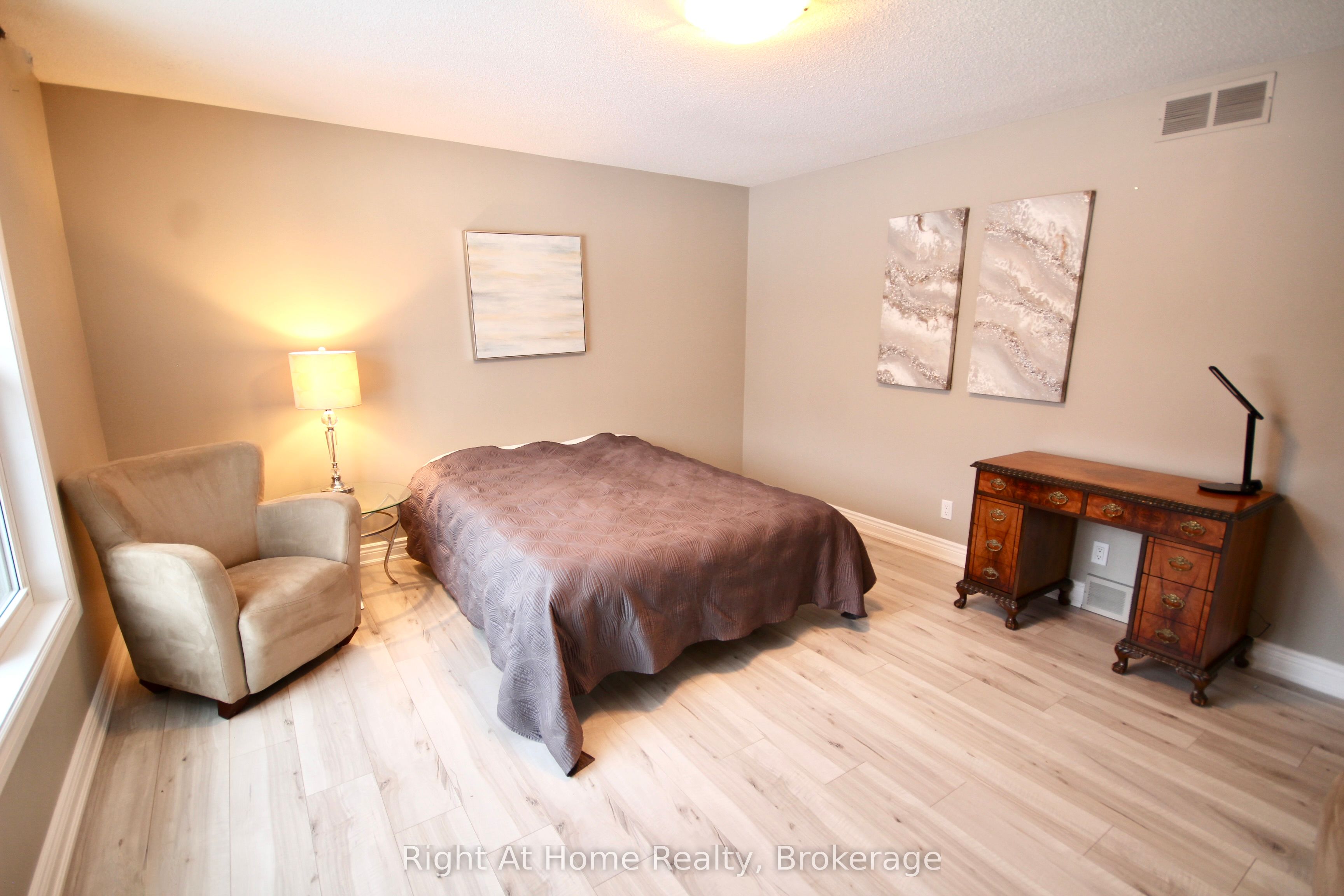 19 Charing Cross Road Property Photo 16