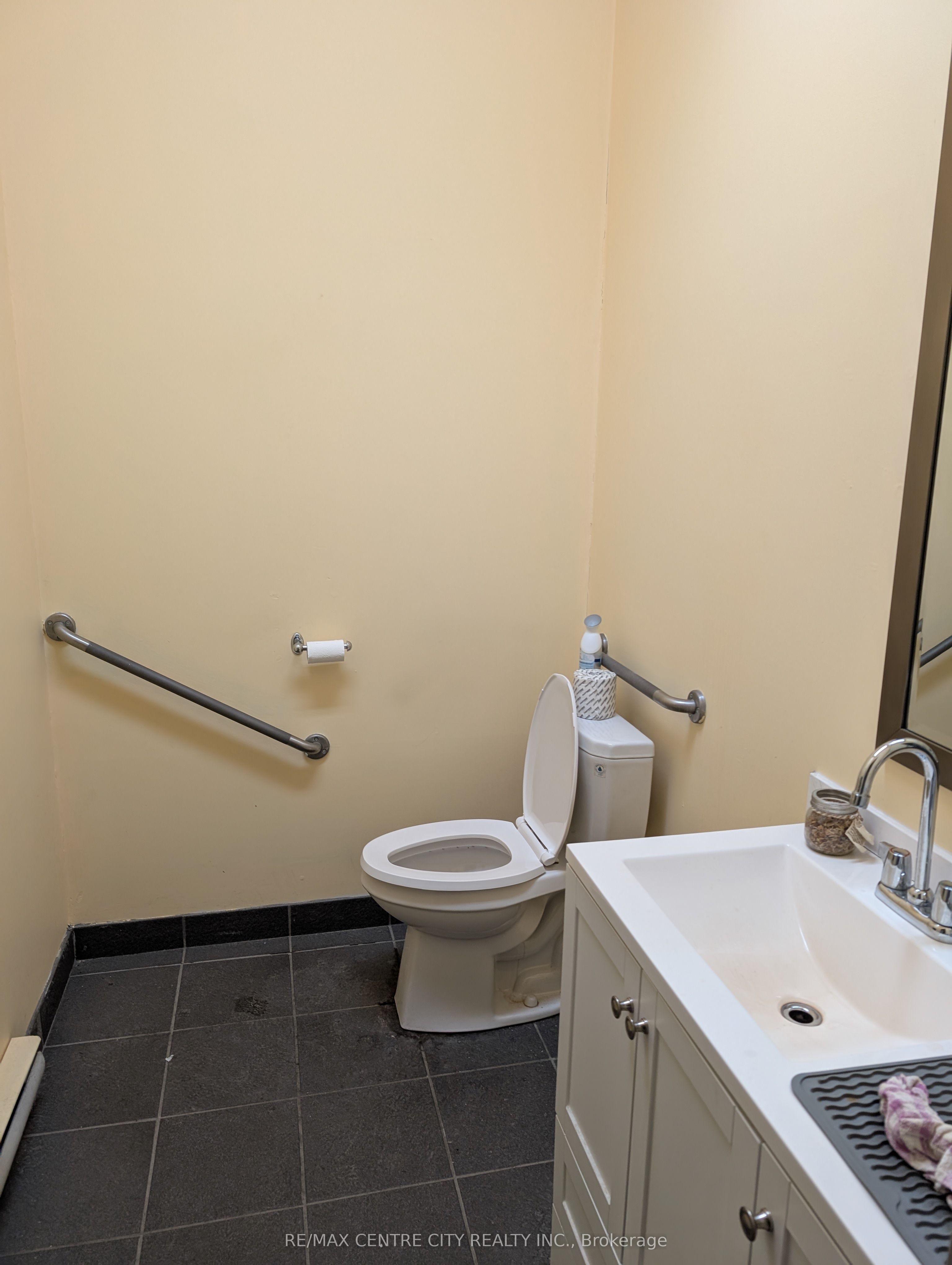 2350b Holder Place Property Photo 5